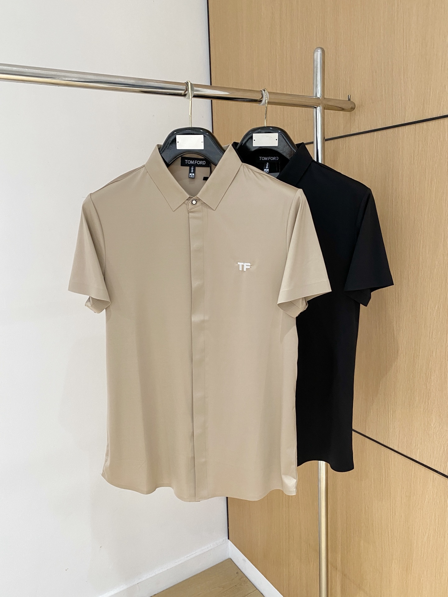NO:936248,TF top quality custom-made top ice silk short-sleeved shirt new product, latest design 2026ss shirt show new product, perfect appearance, comfortable and warm, complete with three standards, full and attractive color, very outstanding design, easily upgrade the fashion sense, extremely elegant and rigorous workmanship, neat and meticulous wiring!  A masterpiece from a famous designer!  The upper body does not look bloated and is super handsome!  Spot size M-XXXL,,tom ford,shirts,T-shirt,19860909TF顶级品质 定制顶级冰丝短袖衬衫新品 最新设计款 2026ss 衬衣秀场新品品相非常完美,舒适保暖,三标齐全色泽饱满诱人,非常出彩的设计,轻松将时髦感进阶,做工极为考究严谨,走线工整细致！大牌设计师巨作！上身不显臃肿、超级帅气！现货码数M-XXXL,,tom ford,shirts,T-shirt,,Men's clothing