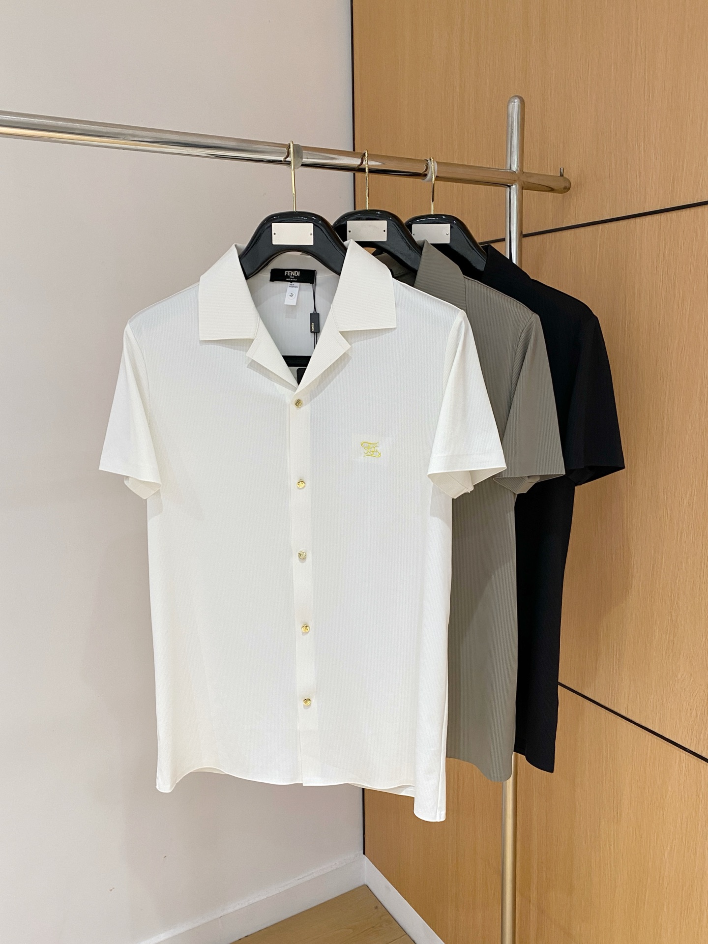 NO:936257,Fendi's top quality custom-made top ice silk short-sleeved shirt new product, the latest design 2026ss shirt show new product is in perfect condition, comfortable and warm, complete with three standards, full and attractive color, very outstanding design, easily upgrades the sense of fashion, extremely elegant and rigorous workmanship, neat and meticulous wiring!  A masterpiece from a famous designer!  The upper body does not look bloated and is super handsome!  Available size M-XXXL,,fendi,shirts,T-shirt,19860909芬迪顶级品质 定制顶级冰丝短袖衬衫新品 最新设计款 2026ss 衬衣秀场新品品相非常完美,舒适保暖,三标齐全色泽饱满诱人,非常出彩的设计,轻松将时髦感进阶,做工极为考究严谨,走线工整细致！大牌设计师巨作！上身不显臃肿、超级帅气！现货码数M-XXXL,,fendi,shirts,T-shirt,,Men's clothing