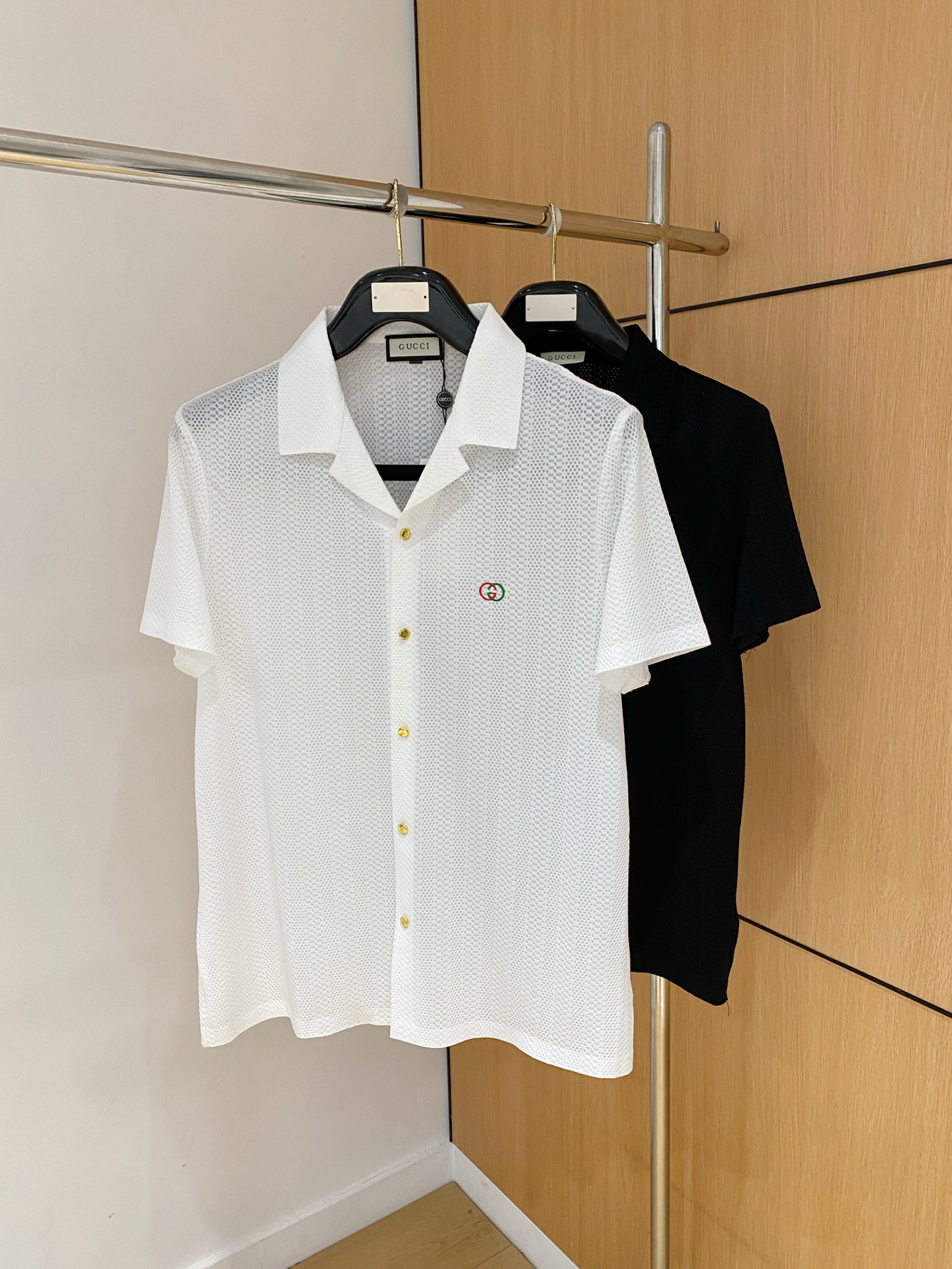 NO:936251,Gucci's top quality custom-made top ice silk short-sleeved shirt new product, the latest design 2026ss shirt show new product is in perfect condition, comfortable and warm, complete with three standards, full and attractive color, very outstanding design, easily upgrades the sense of fashion, extremely elegant and rigorous workmanship, neat and meticulous wiring!  A masterpiece from a famous designer!  The upper body does not look bloated and is super handsome!  Available size M-XXXL,,gucci,shirts,T-shirt,19860909古驰顶级品质 定制顶级冰丝短袖衬衫新品 最新设计款 2026ss 衬衣秀场新品品相非常完美,舒适保暖,三标齐全色泽饱满诱人,非常出彩的设计,轻松将时髦感进阶,做工极为考究严谨,走线工整细致！大牌设计师巨作！上身不显臃肿、超级帅气！现货码数M-XXXL,,gucci,shirts,T-shirt,,Men's clothing