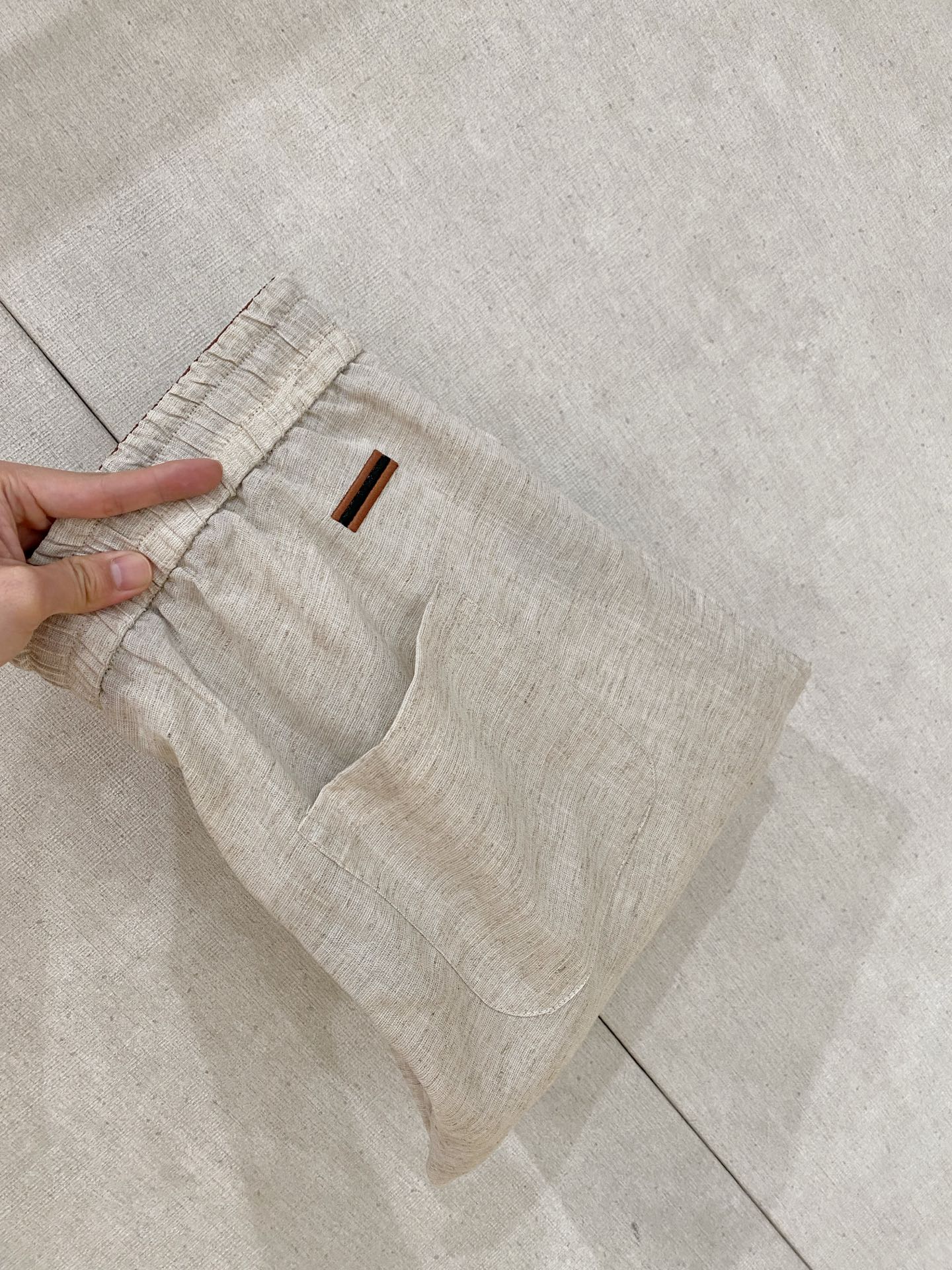 NO:918150,Ermenegildo Zegna's new spring and summer cotton and linen pants 26ss casual pants golden classic appears again, original order high-quality fashionable casual pants. Super versatile style. Exclusive customized fabric, very wide and stylish, close-fitting and comfortable. Original custom counter latest hardware accessories. Super beautiful version, upper body shows slender legs, lining and routing are impeccable, can be attended in any occasion, once again emphasize that the fabric is very, very classy! Size M-4Xl,,zegna,19860909杰尼亚 春夏新款棉麻裤 26ss休闲裤金典再次出现,原单订制高品质时尚休闲裤.超级百搭款.独家定制面料,挺阔有型,贴身舒适.原版定制专柜最新五金辅料.超靓版型、上身显腿修长,內里,走线都无可挑剔,任何场合都可出席,再次强调面料非常非常显档次！码数 M-4Xl,,zegna,,Men's clothing