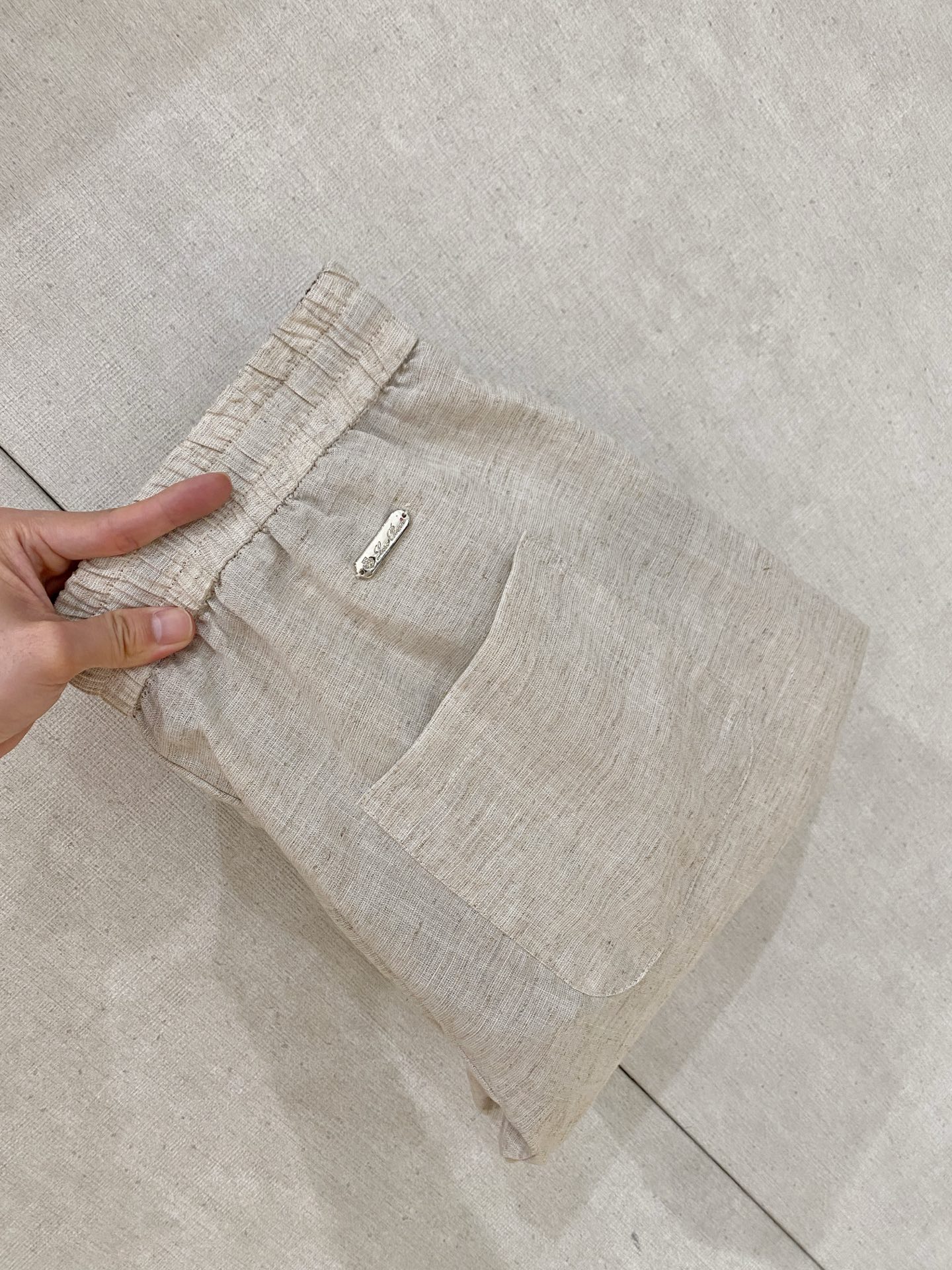 NO:918152,LP spring and summer new cotton and linen pants 26ss casual pants golden classic appears again, original order high-quality fashionable casual pants. Super versatile style. Exclusive customized fabric, very wide and stylish, close-fitting and comfortable. Original custom counter latest hardware accessories. Super beautiful version, the upper body shows slender legs, the lining and routing are impeccable, you can attend any occasion, once again emphasize that the fabric is very, very classy! Size M-4Xl,,loro piana,19860909LP 春夏新款棉麻裤 26ss休闲裤金典再次出现,原单订制高品质时尚休闲裤.超级百搭款.独家定制面料,挺阔有型,贴身舒适.原版定制专柜最新五金辅料.超靓版型、上身显腿修长,內里,走线都无可挑剔,任何场合都可出席,再次强调面料非常非常显档次！码数 M-4Xl,,loro piana,,Men's clothing