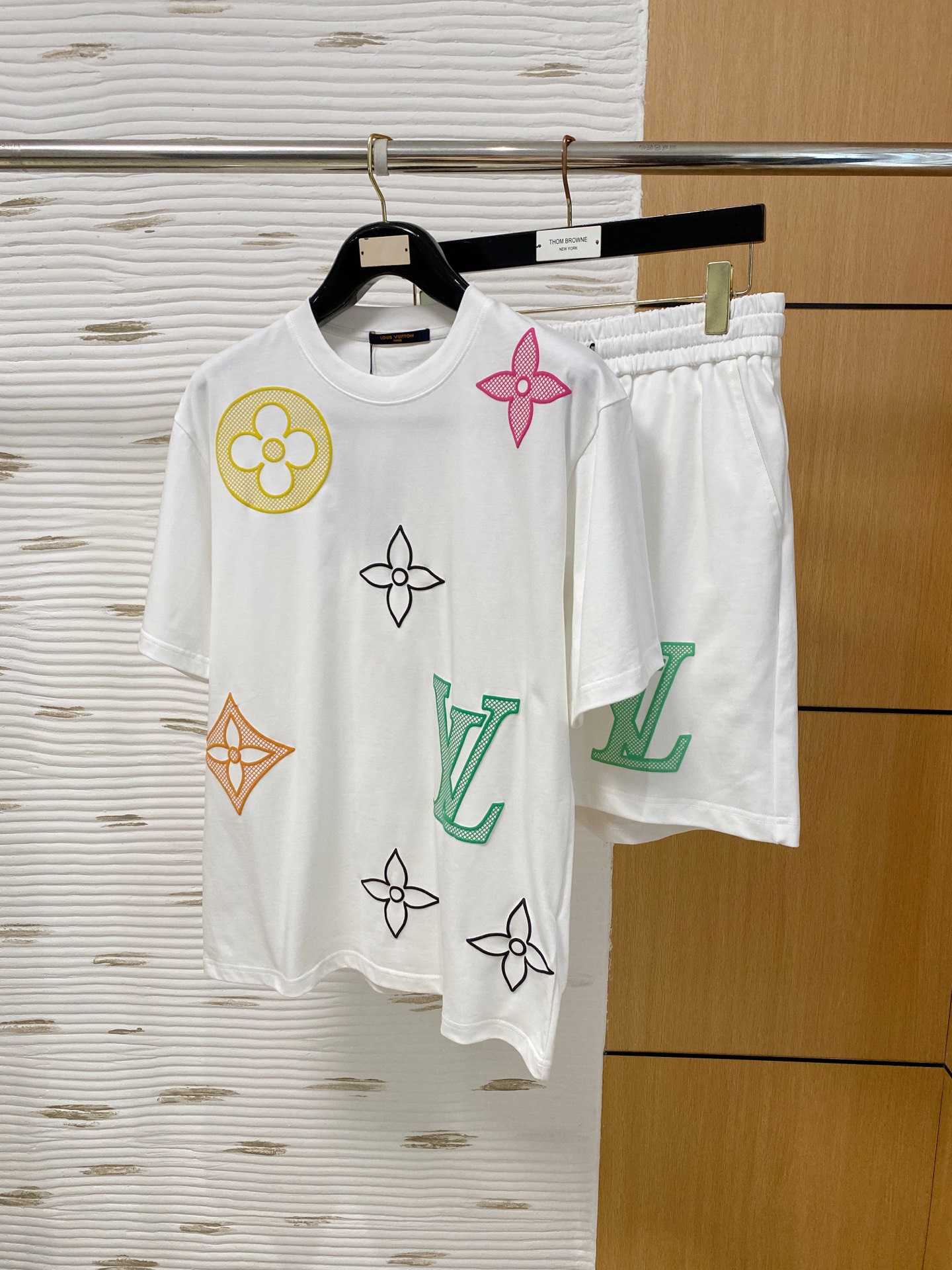 NO:914155,LV2026 new spring and summer casual suit, with exquisite and high-end details, full of high-end feeling. Customized high-end liquid ammonia cotton fabric, the upper body is crisp and stylish, comfortable and not tight. The clean and neat tailoring is full of urban style, which makes you feel good when you wear it. It is the first choice for high-end fashion people, and the upper body effect is super good-looking!  Code number:m-3xl,,louis vuitton,19860909LV2026新款春夏季休闲套装,细节精致高级,高级感满满.定制高端液氨棉面料,上身挺括有型,舒适不紧绷.干净利落的剪裁都市风十足,穿上心情就好,高端潮流时尚人士首选,上身效果超级好看！码数:m-3xl,,louis vuitton,,Men's clothing