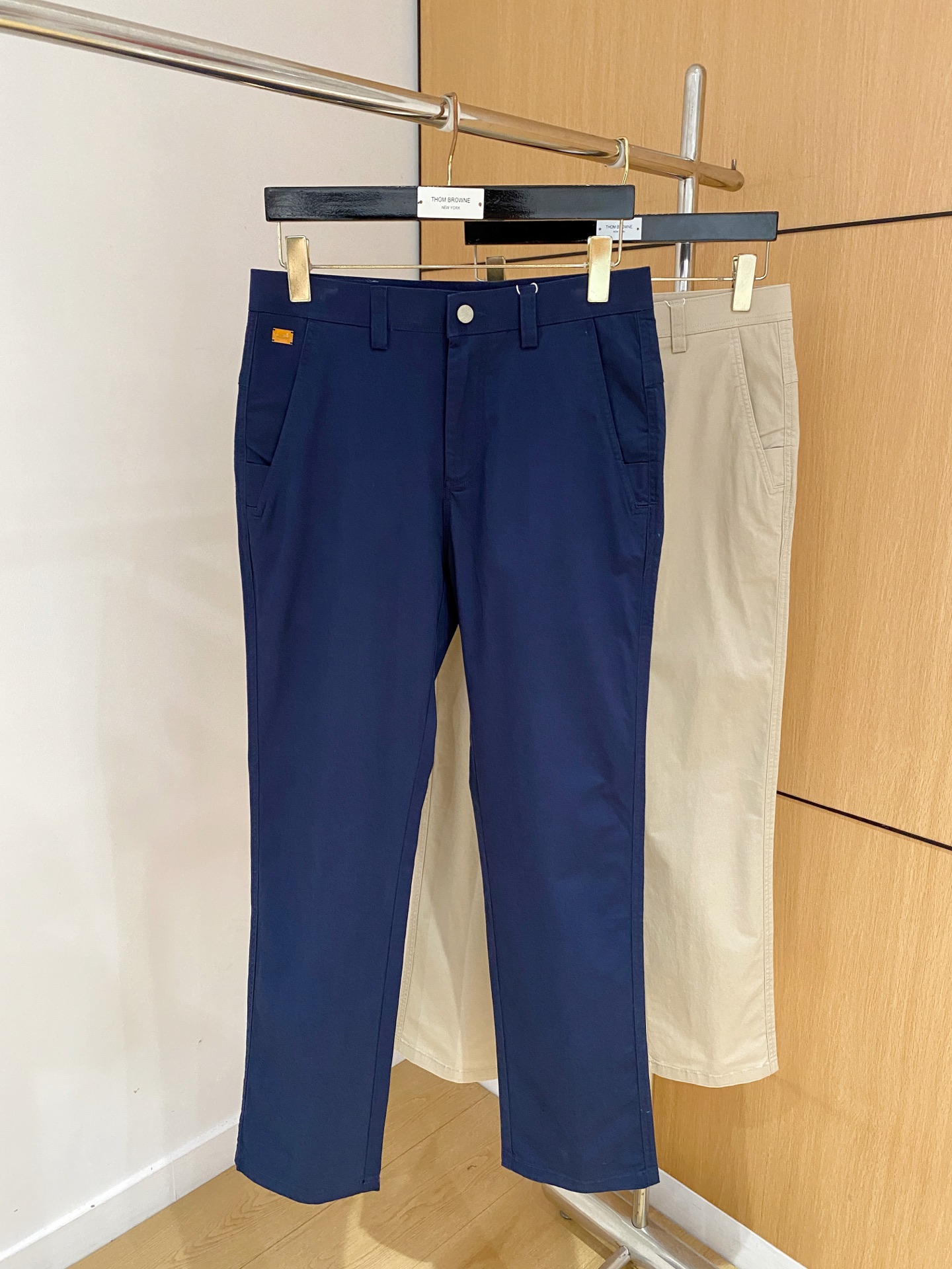 NO:936261,Hermès [New Product] High-end exclusive 26SS summer overalls, a super hot street series!  Exclusively launched with original customized high-end quality fabrics, customized hardware and slim fit. The fabric is stretchy and has a micro-elastic upper body for super comfort. A must-have item!  Counter sizes 29-38, hermes,19860909爱马仕【新品】高端独家发售 26SS夏季工装裤款超燃炸街系列！独家隆重推出 原版定制高端品质面料 定制五金版型修身剪裁 面料带弹力 微弹上身舒适度超高 必爆单品！专柜尺码29-38,,hermes,,Men's clothing