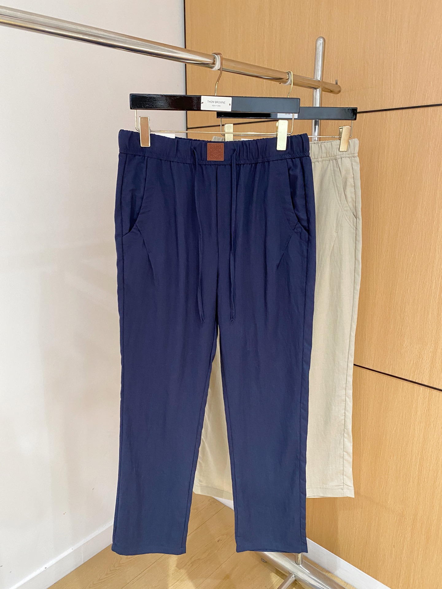 NO:936266,Luo Yiwei [new product] high-end exclusive 26SS summer overalls super hot street series!  Exclusively launched with original customized high-end quality fabrics, customized hardware and slim fit. The fabric is stretchy and has a micro-elastic upper body for super comfort. A must-have item!  Counter size 29-38,,loewe,19860909罗意威【新品】高端独家发售 26SS夏季工装裤款超燃炸街系列！独家隆重推出 原版定制高端品质面料 定制五金版型修身剪裁 面料带弹力 微弹上身舒适度超高 必爆单品！专柜尺码29-38,,loewe,,Men's clothing