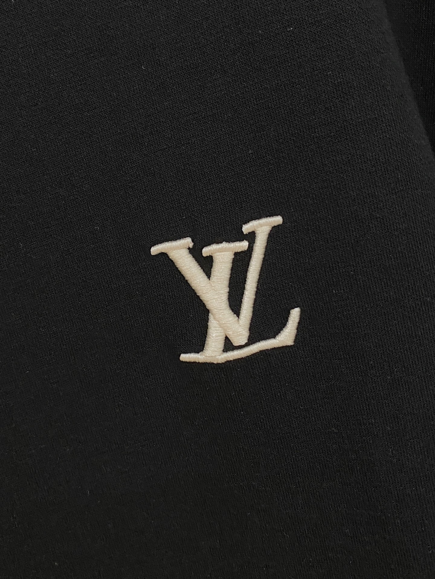 LV 2026夏季最新款套装，刺绣设计，男女同款，经典设计短袖T恤短裤套装，定制空气层面料料 手感柔软，