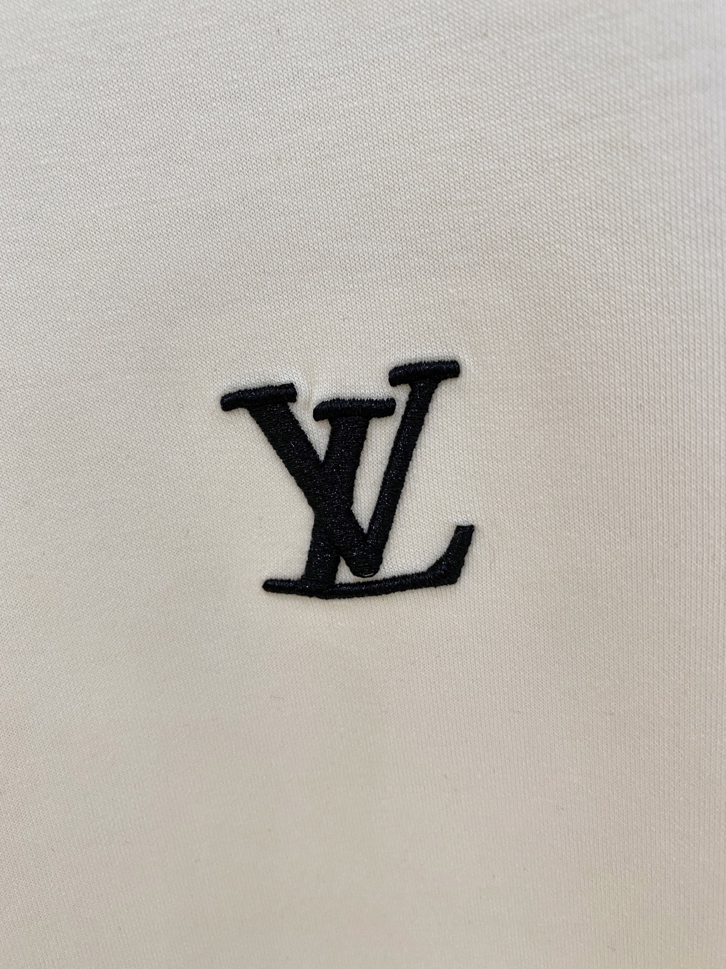 LV 2026夏季最新款套装，刺绣设计，男女同款，经典设计短袖T恤短裤套装，定制空气层面料料 手感柔软，