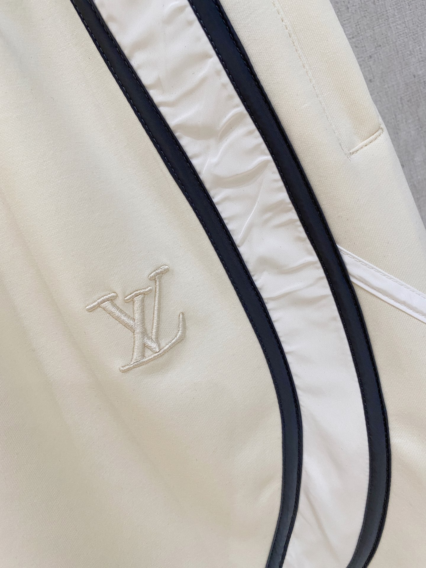 LV 2026夏季最新款套装，刺绣设计，男女同款，经典设计短袖T恤短裤套装，定制空气层面料料 手感柔软，