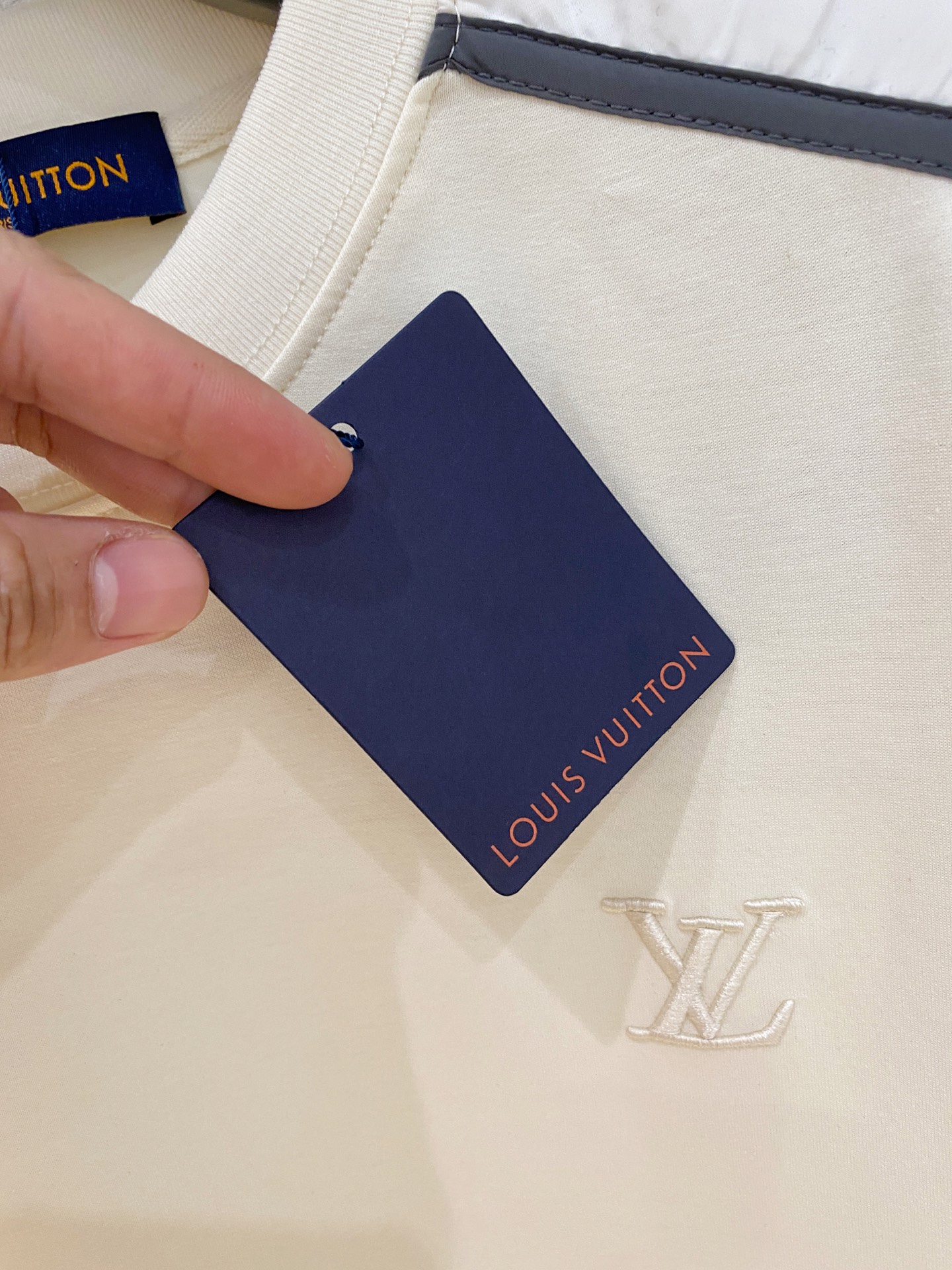 LV 2026夏季最新款套装，刺绣设计，男女同款，经典设计短袖T恤短裤套装，定制空气层面料料 手感柔软，