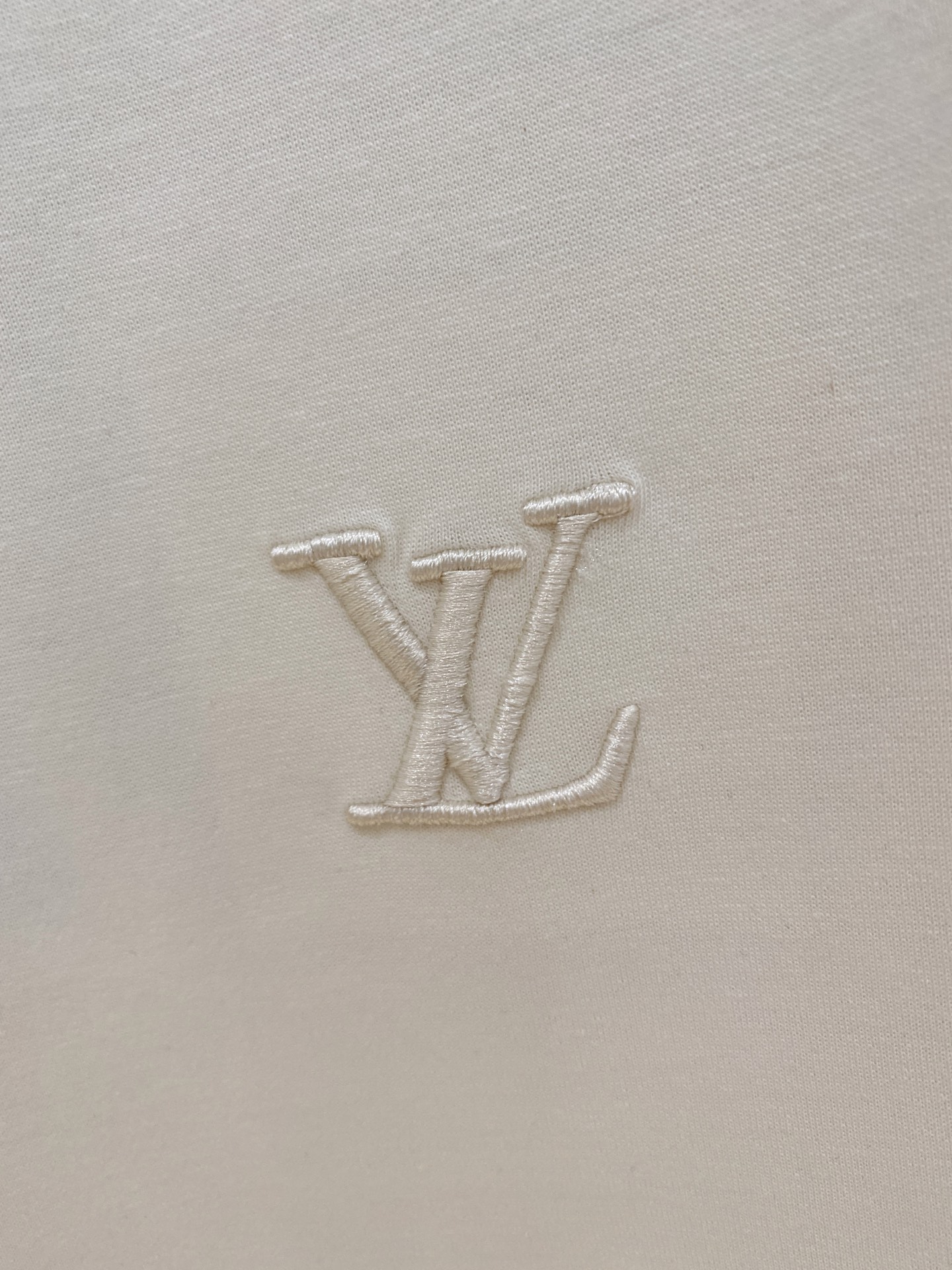 LV 2026夏季最新款套装，刺绣设计，男女同款，经典设计短袖T恤短裤套装，定制空气层面料料 手感柔软，