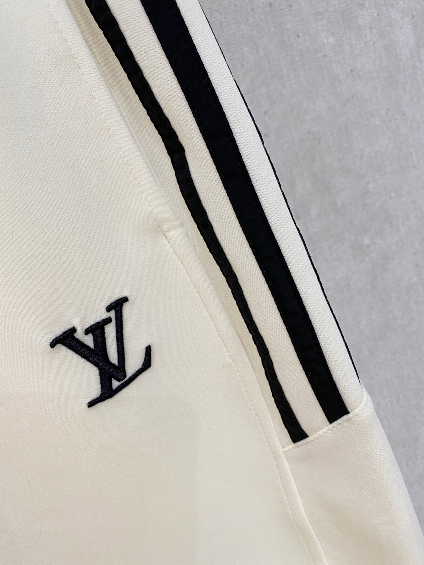 LV 2026夏季最新款套装，刺绣设计，男女同款，经典设计短袖T恤短裤套装，定制空气层面料料 手感柔软，