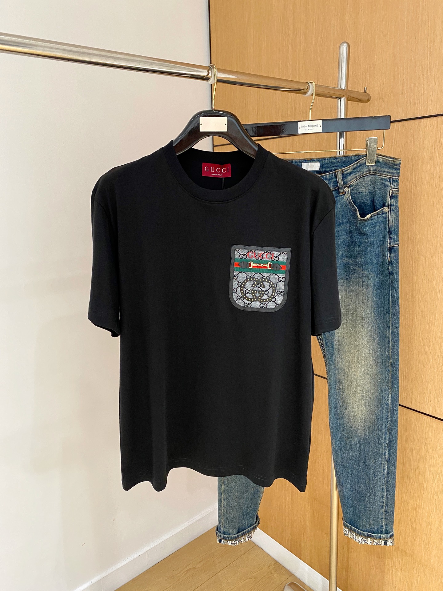 NO:918453,LV2026 new summer short-sleeved T-shirt, with unique thread embroidery technology, the exclusive first release of the personalized art series on the entire network. The versatile details are perfectly processed. The 240g pure cotton fabric is very exquisite. The original fabric is the same high version of the Internet celebrity star. The high-quality feel is very comfortable, fashionable and personalized. Super versatile and good-looking, the same style for men and women. Color black, white, size XS-L, Louis Vuitton, T-shirt, tees, t-shirt,19860909LV2026夏季新款短袖T恤,特色的线绣工艺,个性艺术系列全网独家首发 百搭款细节处理完美240克纯棉面料十分精致 原版面料 网红明星同款高版本 高品质手感非常舒服 时尚又个性 超级百搭好看的一款男女同款 颜色黑、白 码数XS-L,,louis vuitton,T-shirt,tees，t-shirt,,Men's clothing