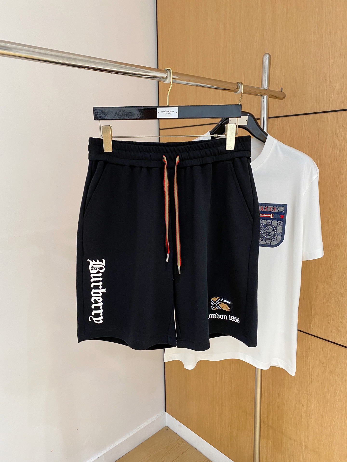 NO:918448,Burberry 2026 new spring and summer casual shorts!  On sale simultaneously on the official website. Customized brand classic LOGO, customized fabrics, excellent comfort, strong touch. Highly identifiable, perfect appearance and craftsmanship. Sizes M-3XL, burberry, shorts,19860909巴宝莉2026春夏新款休闲短裤！官网同步发售.定制品牌经典LOGO,定制面料,舒适度极好,手触感强烈.辨识度极高,完美品相工艺. 尺码M-3XL,,burberry,shorts,,Men's clothing