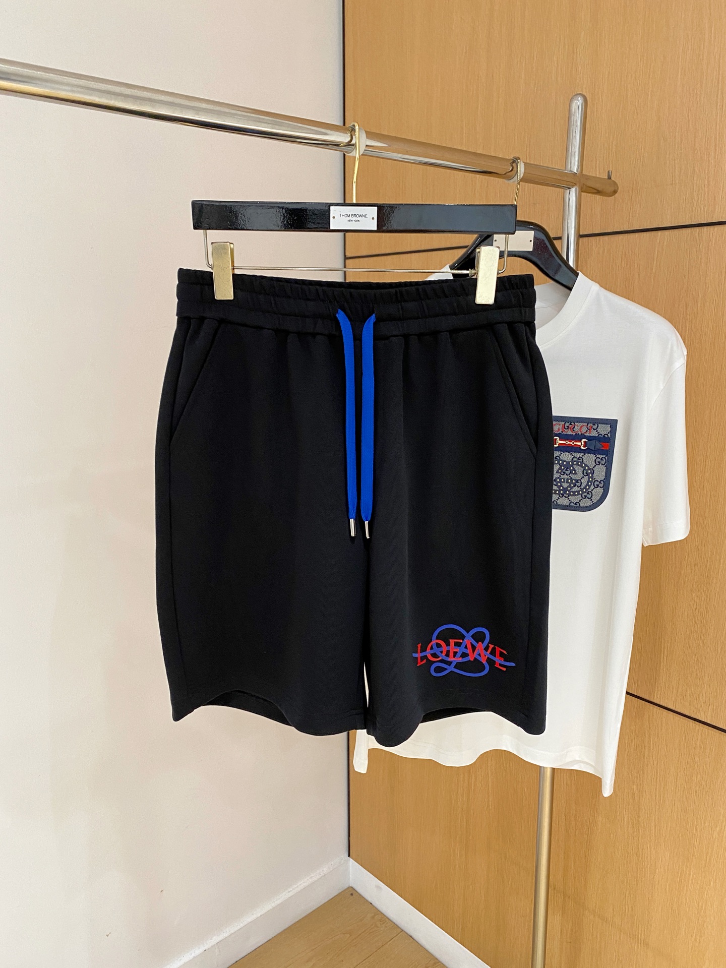 NO:918446,Loewe's 2026 spring and summer new casual shorts!  On sale simultaneously on the official website. Customized brand classic LOGO, customized fabrics, excellent comfort, strong touch. Highly recognizable, perfect appearance and craftsmanship. Sizes M-3XL,,loewe,shorts,19860909罗意威2026春夏新款休闲短裤！官网同步发售.定制品牌经典LOGO,定制面料,舒适度极好,手触感强烈.辨识度极高,完美品相工艺. 尺码M-3XL,,loewe,shorts,,Men's clothing