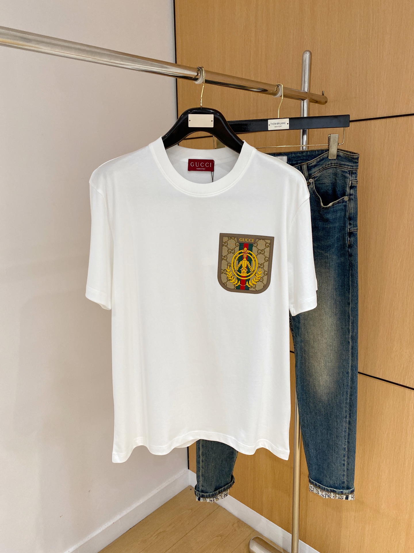 NO:918450,Gucci 2026 new summer short-sleeved T-shirt, with unique thread embroidery technology, the exclusive debut of the personalized art series on the entire network. The versatile details are perfectly processed. The 240-gram pure cotton fabric is very exquisite. The original fabric is the same high version of the Internet celebrity star. The high-quality feel is very comfortable, fashionable and personalized. Super versatile and good-looking, the same style for men and women. Color black, white, size XS-L,, gucci, T-shirt, tees, t-shirt,19860909古驰2026夏季新款短袖T恤,特色的线绣工艺,个性艺术系列全网独家首发 百搭款细节处理完美240克纯棉面料十分精致 原版面料 网红明星同款高版本 高品质手感非常舒服 时尚又个性 超级百搭好看的一款男女同款 颜色黑、白 码数XS-L,,gucci,T-shirt,tees，t-shirt,,Men's clothing