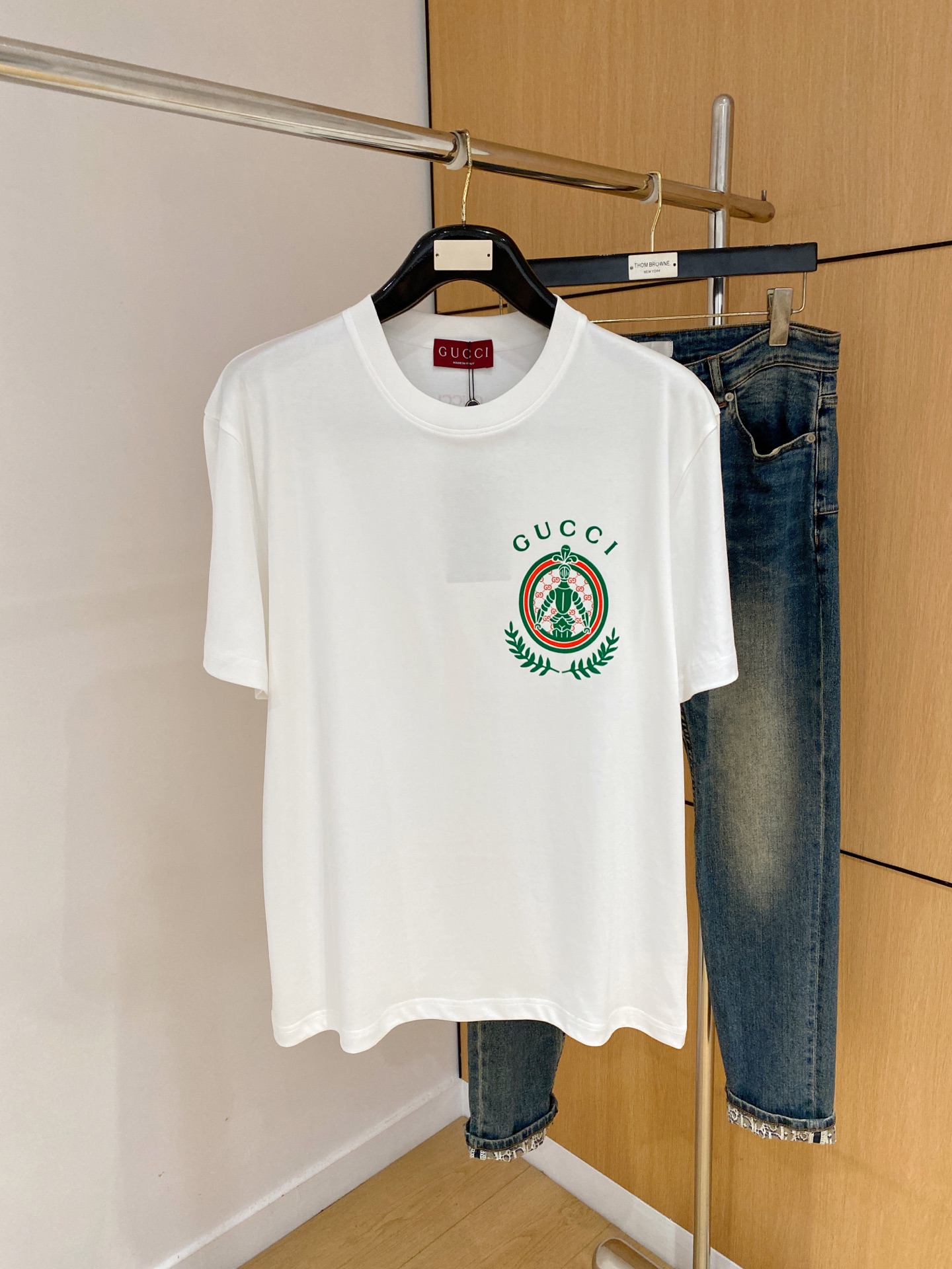 NO:918464,Gucci's 2026 new summer short-sleeved T-shirt, with unique thread embroidery technology, the exclusive debut of the personalized art series on the entire network. The versatile details are perfectly processed. The 240-gram pure cotton fabric is very exquisite. The original fabric is the same high version as the Internet celebrity star. The high-quality feel is very comfortable, fashionable and personalized. Super versatile and good-looking, a men's and women's style. Color black, white, size M-3XL,, gucci, T-shirt, tees, t-shirt,19860909古驰2026夏季新款短袖T恤,特色的线绣工艺,个性艺术系列全网独家首发 百搭款细节处理完美240克纯棉面料十分精致 原版面料 网红明星同款高版本 高品质手感非常舒服 时尚又个性 超级百搭好看的一款男女同款 颜色黑、白 码数M-3XL,,gucci,T-shirt,tees，t-shirt,,Men's clothing
