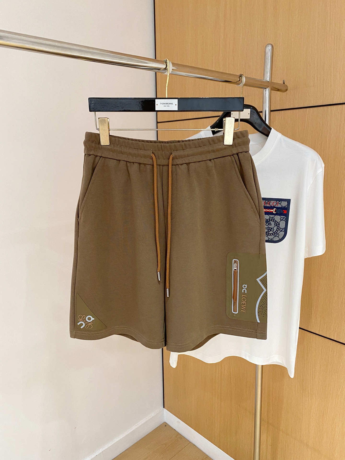 NO:918442,Loewe's 2026 spring and summer new casual shorts!  On sale simultaneously on the official website. Customized brand classic LOGO, customized fabrics, excellent comfort, strong touch. Highly recognizable, perfect appearance and craftsmanship. Sizes M-3XL,,loewe,shorts,19860909罗意威2026春夏新款休闲短裤！官网同步发售.定制品牌经典LOGO,定制面料,舒适度极好,手触感强烈.辨识度极高,完美品相工艺. 尺码M-3XL,,loewe,shorts,,Men's clothing