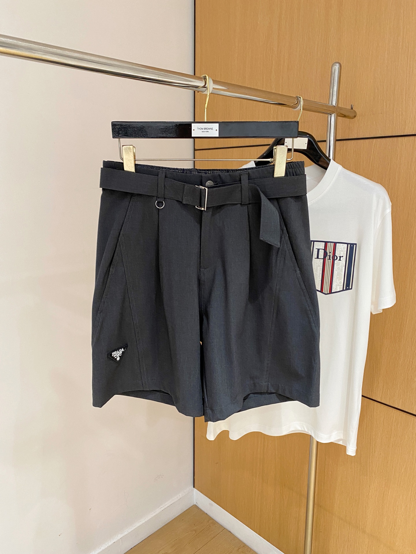 NO:936285,Prada 2026 spring and summer new casual shorts!  On sale simultaneously on the official website. Customized brand classic LOGO, customized fabrics, excellent comfort, strong touch. Highly recognizable, perfect appearance and craftsmanship. Sizes M-4XL, prada, shorts,19860909普拉达2026春夏新款休闲短裤！官网同步发售.定制品牌经典LOGO,定制面料,舒适度极好,手触感强烈.辨识度极高,完美品相工艺. 尺码M-4XL,,prada,shorts,,Men's clothing
