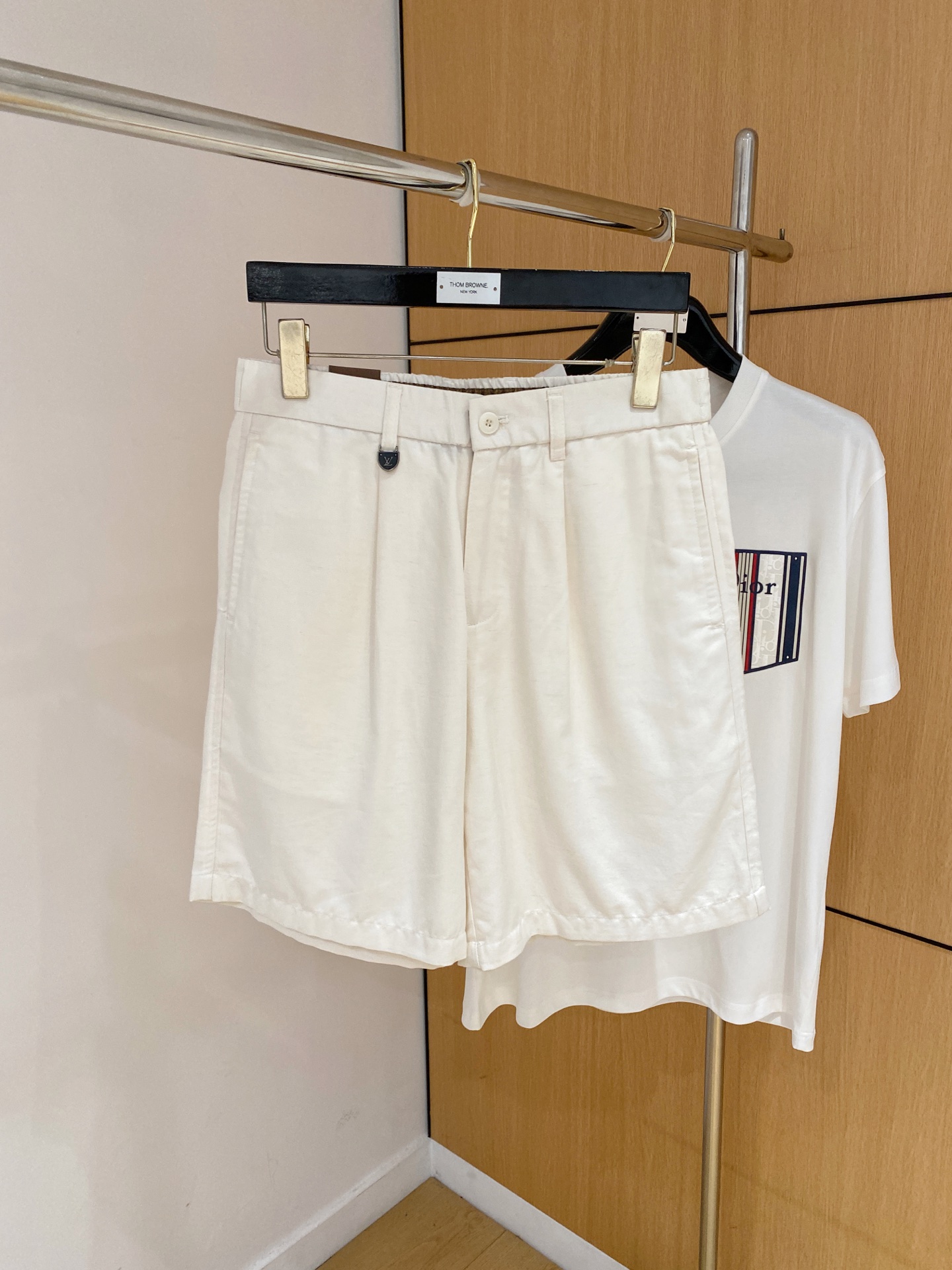 NO:936281,LV2026 new spring and summer casual shorts!  On sale simultaneously on the official website. Customized brand classic LOGO, customized fabrics, excellent comfort, strong touch. Highly identifiable, perfect appearance and craftsmanship. Sizes M-4XL, Louis Vuitton, shorts,19860909LV2026春夏新款休闲短裤！官网同步发售.定制品牌经典LOGO,定制面料,舒适度极好,手触感强烈.辨识度极高,完美品相工艺. 尺码M-4XL,,louis vuitton,shorts,,Men's clothing