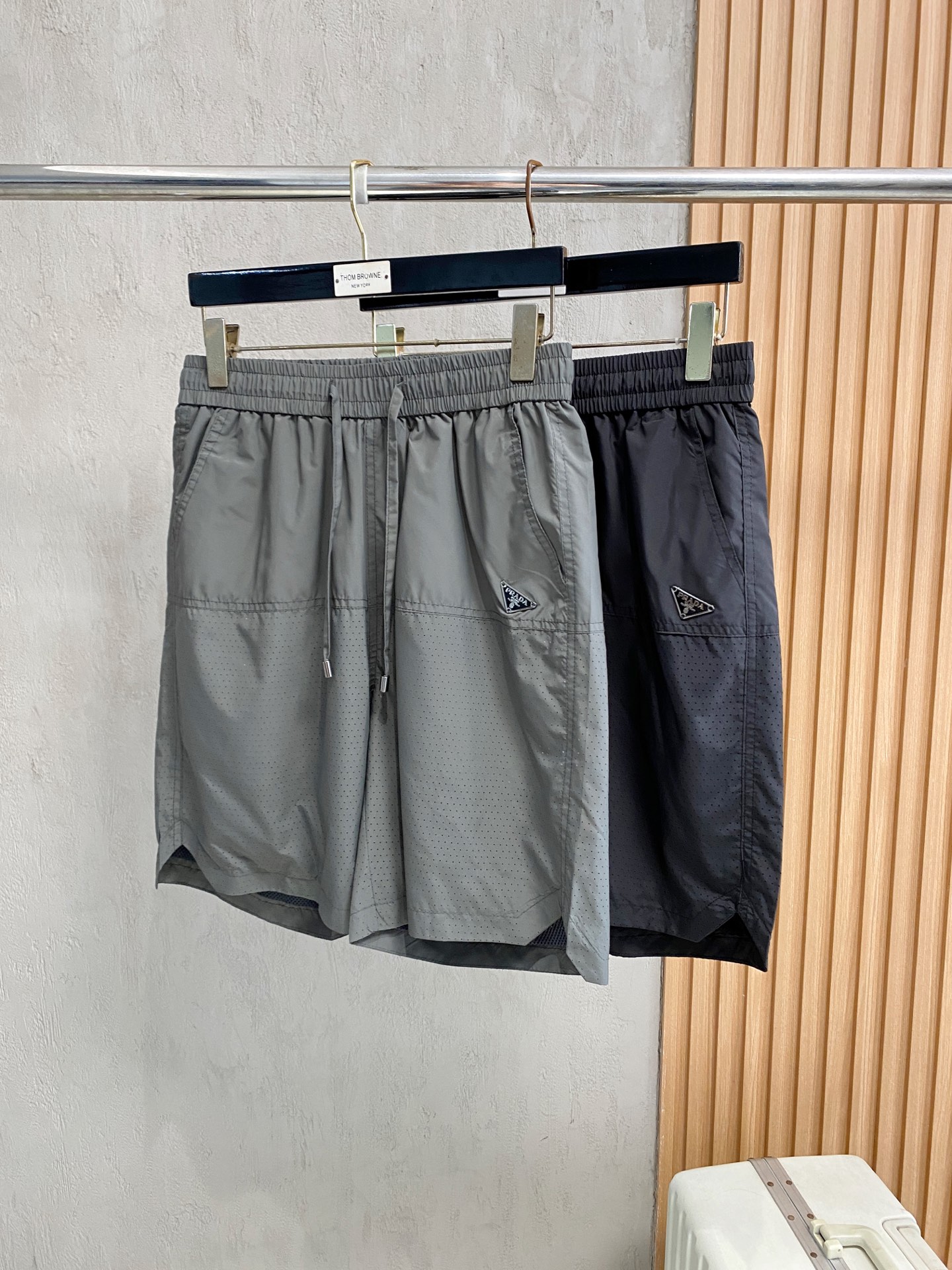 NO:938058,PRADA 26ss new summer men's casual work shorts, advanced custom-made summer special technical quick-drying breathable fabric, high breathability and comfort, impeccable details, customized development of accessories, what you see is what you get, reflecting high quality. It feels delicate and soft!  Three-dimensional cutting, simple and fashionable, and the upper body shape is awesome!  Code number 29–38,,prada,prada,shorts,19860909PRADA 普拉达 26ss夏季新款男士休闲工装短裤 高级定制夏季专用科技速干透气面料 透气舒适度高,细节无可挑剔,辅料定制开发,所见即所得,体现高品质.手感细腻柔软！立体裁剪,简单时尚,上身版型超赞！码数29–38,,prada,prada,shorts,,Men's clothing