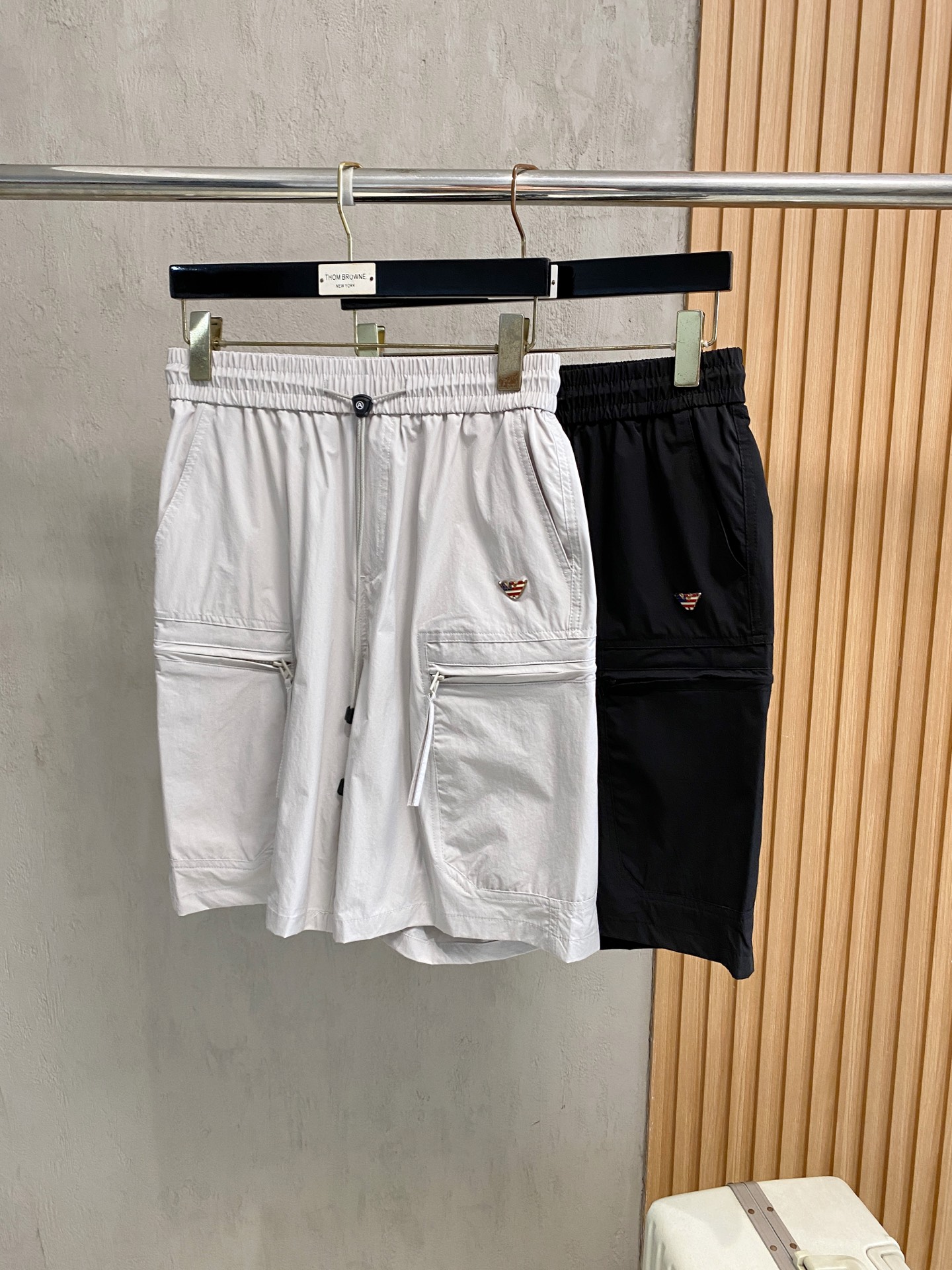 NO:938052,Armani Armani 26ss new summer men's casual work shorts, advanced custom-made summer-specific technical quick-drying breathable fabric, high breathability and comfort, impeccable details, customized development of accessories, what you see is what you get, reflecting high quality. It feels delicate and soft!  Three-dimensional cutting, simple and fashionable, and the upper body shape is awesome!  Code number 29–38,,armani,armani,shorts,19860909Armani 阿玛尼 26ss夏季新款男士休闲工装短裤 高级定制夏季专用科技速干透气面料 透气舒适度高,细节无可挑剔,辅料定制开发,所见即所得,体现高品质.手感细腻柔软！立体裁剪,简单时尚,上身版型超赞！码数29–38,,armani,armani,shorts,,Men's clothing
