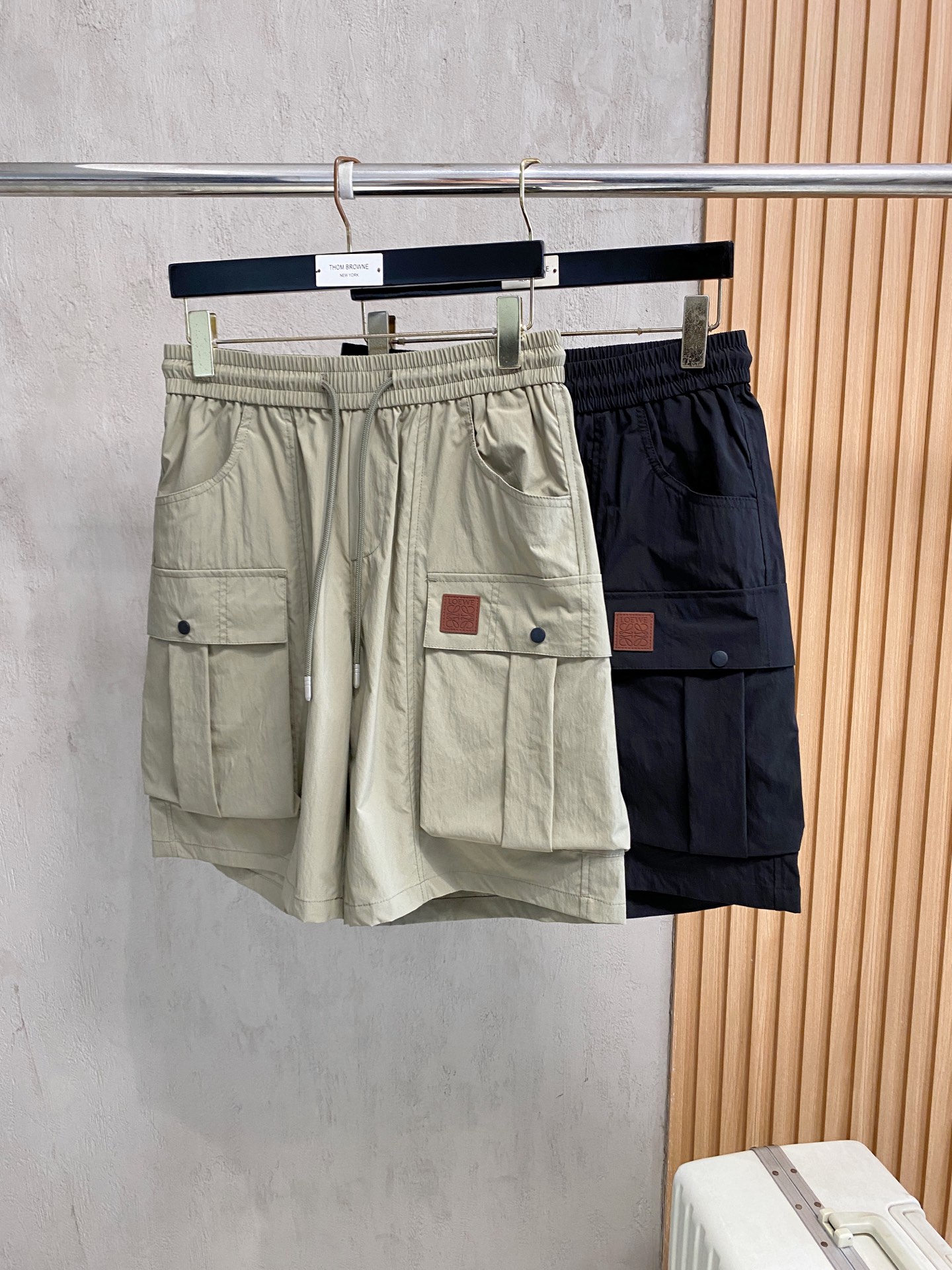 NO:938046,Loewe 26ss new summer men's casual work shorts, advanced custom-made summer-specific technical quick-drying breathable fabric, with high breathability and comfort, impeccable details, customized development of accessories, what you see is what you get, reflecting high quality. It feels delicate and soft!  Three-dimensional cutting, simple and fashionable, and the upper body shape is awesome!  Code number 29–38,,loewe,shorts,19860909罗意威 26ss夏季新款男士休闲工装短裤 高级定制夏季专用科技速干透气面料 透气舒适度高,细节无可挑剔,辅料定制开发,所见即所得,体现高品质.手感细腻柔软！立体裁剪,简单时尚,上身版型超赞！码数29–38,,loewe,shorts,,Men's clothing