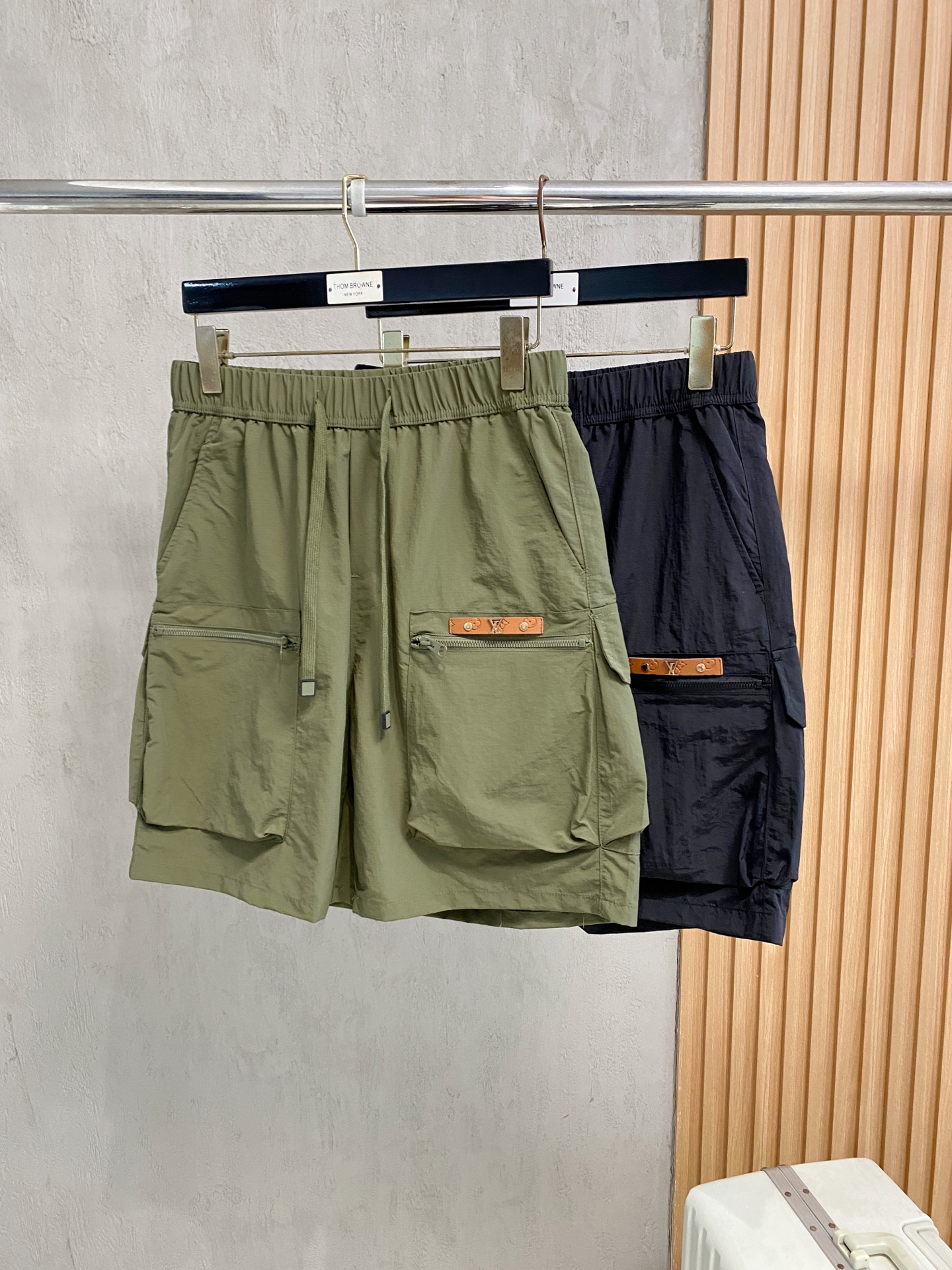 NO:938040,LV 26ss new summer men's casual work shorts, advanced custom-made summer special technical quick-drying breathable fabric, high breathability and comfort, impeccable details, customized development of accessories, what you see is what you get, reflecting high quality. It feels delicate and soft!  Three-dimensional cutting, simple and fashionable, and the upper body shape is awesome!  Code number 29–38,,louis vuitton,shorts,19860909LV 26ss夏季新款男士休闲工装短裤 高级定制夏季专用科技速干透气面料 透气舒适度高,细节无可挑剔,辅料定制开发,所见即所得,体现高品质.手感细腻柔软！立体裁剪,简单时尚,上身版型超赞！码数29–38,,louis vuitton,shorts,,Men's clothing