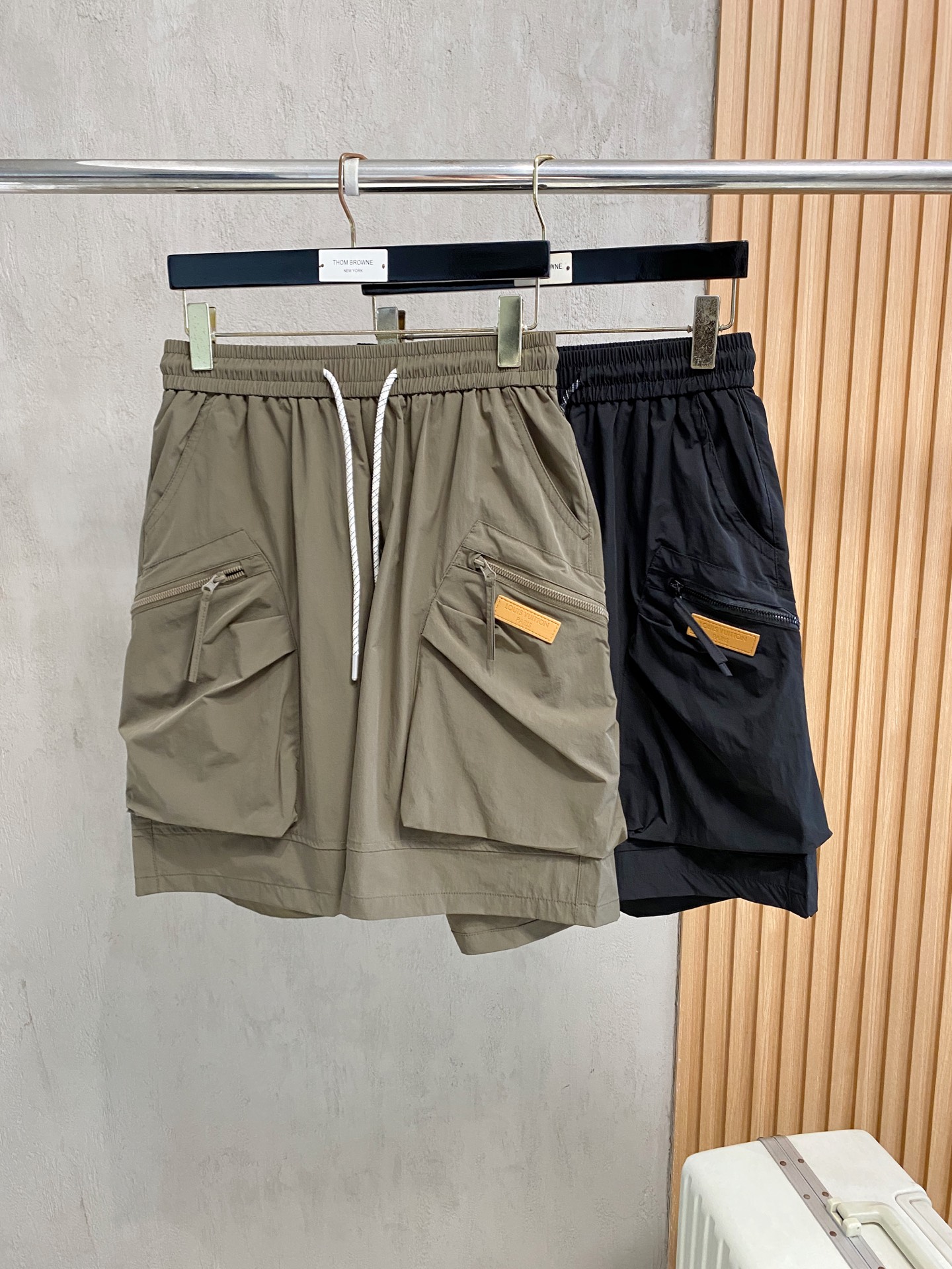 NO:938034,LV 26ss new summer men's casual work shorts, advanced custom-made summer special technical quick-drying breathable fabric, high breathability and comfort, impeccable details, customized development of accessories, what you see is what you get, reflecting high quality. It feels delicate and soft!  Three-dimensional cutting, simple and fashionable, and the upper body shape is awesome!  Code number 29–38,,louis vuitton,shorts,19860909LV 26ss夏季新款男士休闲工装短裤 高级定制夏季专用科技速干透气面料 透气舒适度高,细节无可挑剔,辅料定制开发,所见即所得,体现高品质.手感细腻柔软！立体裁剪,简单时尚,上身版型超赞！码数29–38,,louis vuitton,shorts,,Men's clothing