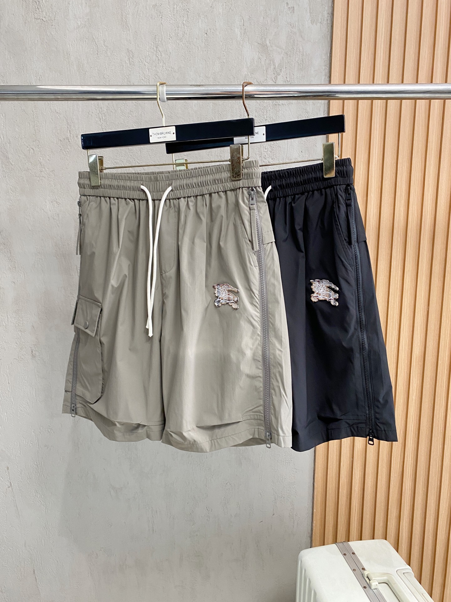 NO:938055,Burberry 26ss summer new men's casual work shorts, advanced custom-made summer-specific technical quick-drying breathable fabric, high breathability and comfort, impeccable details, customized development of accessories, what you see is what you get, reflecting high quality. It feels delicate and soft!  Three-dimensional cutting, simple and fashionable, and the upper body shape is awesome!  Code number 29–38,,burberry,burberry,shorts,19860909Burberry 巴宝莉 26ss夏季新款男士休闲工装短裤 高级定制夏季专用科技速干透气面料 透气舒适度高,细节无可挑剔,辅料定制开发,所见即所得,体现高品质.手感细腻柔软！立体裁剪,简单时尚,上身版型超赞！码数29–38,,burberry,burberry,shorts,,Men's clothing
