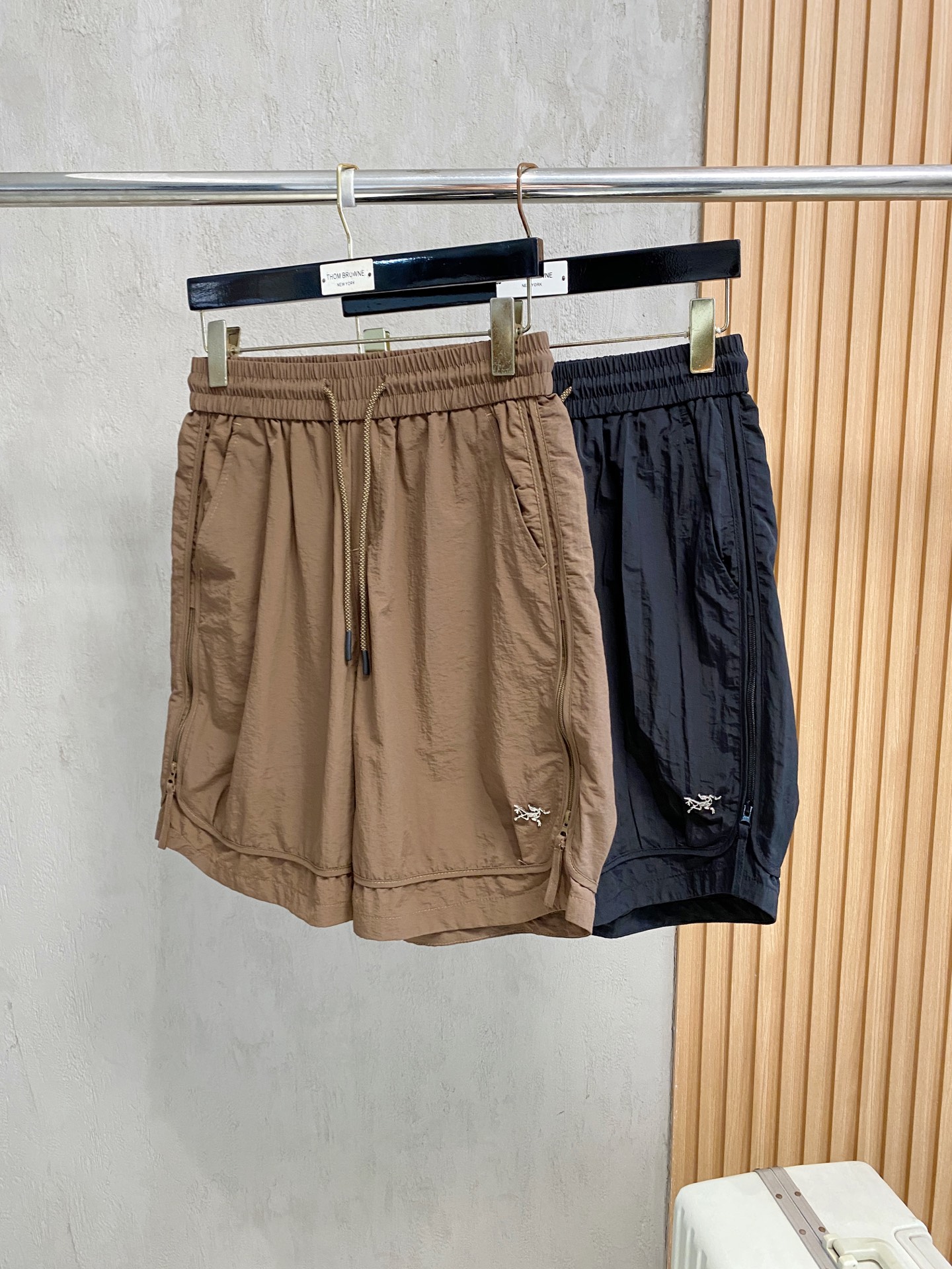 NO:938049,Arc'teryx 26ss new summer men's casual work shorts, advanced custom-made summer-specific technical quick-drying breathable fabric, with high breathability and comfort, impeccable details, customized development of accessories, what you see is what you get, reflecting high quality. It feels delicate and soft!  Three-dimensional cutting, simple and fashionable, and the upper body shape is awesome!  Code number 29–38,arc'teryx,shorts,19860909始祖鸟 26ss夏季新款男士休闲工装短裤 高级定制夏季专用科技速干透气面料 透气舒适度高,细节无可挑剔,辅料定制开发,所见即所得,体现高品质.手感细腻柔软！立体裁剪,简单时尚,上身版型超赞！码数29–38,arc'teryx,shorts,,Men's clothing