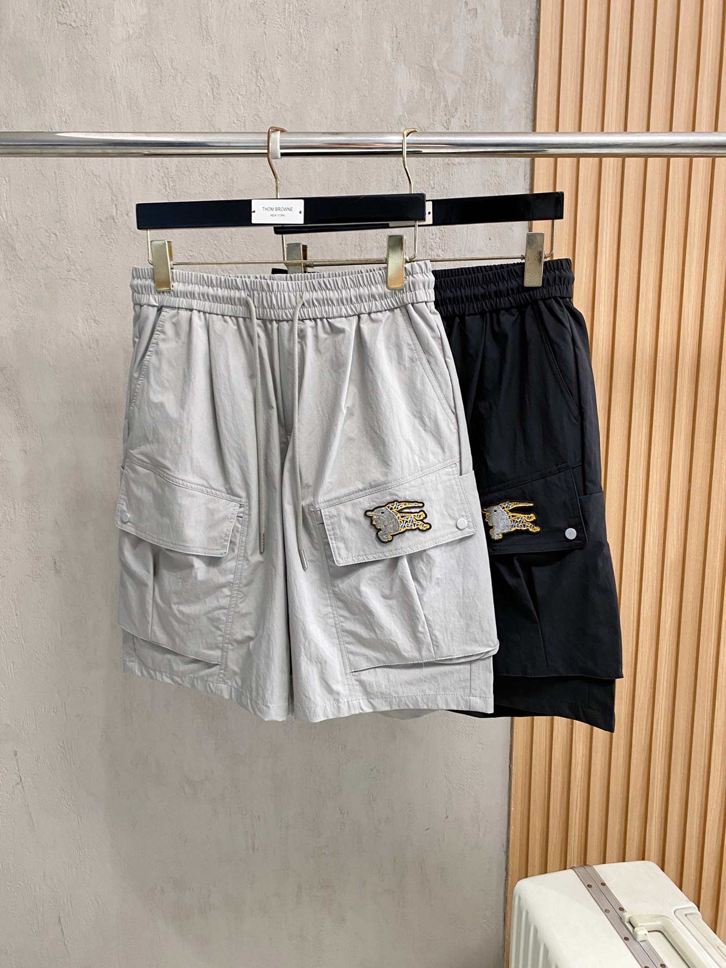 NO:938043,Burberry 26ss summer new men's casual work shorts, advanced custom-made summer-specific technical quick-drying breathable fabric, high breathability and comfort, impeccable details, customized development of accessories, what you see is what you get, reflecting high quality. It feels delicate and soft!  Three-dimensional cutting, simple and fashionable, and the upper body shape is awesome!  Code number 29–38,,burberry,burberry,shorts,19860909Burberry 巴宝莉 26ss夏季新款男士休闲工装短裤 高级定制夏季专用科技速干透气面料 透气舒适度高,细节无可挑剔,辅料定制开发,所见即所得,体现高品质.手感细腻柔软！立体裁剪,简单时尚,上身版型超赞！码数29–38,,burberry,burberry,shorts,,Men's clothing