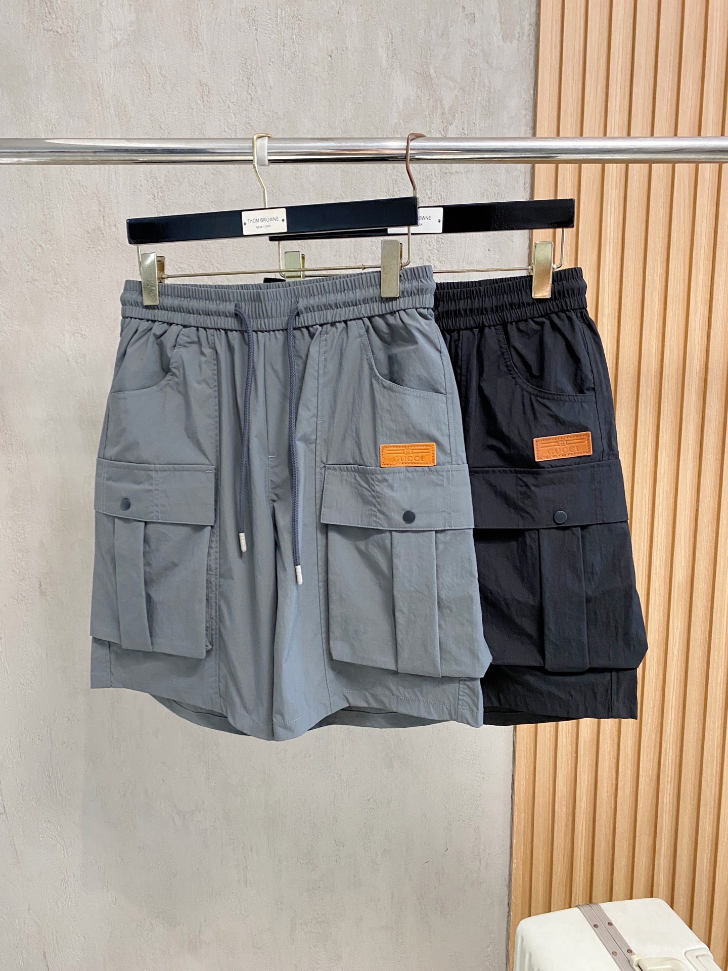 NO:938037,GUCCI Gucci 26ss new summer men's casual work shorts, advanced customized summer special technology quick-drying breathable fabric, high breathability and comfort, impeccable details, customized development of accessories, what you see is what you get, reflecting high quality. It feels delicate and soft!  Three-dimensional cutting, simple and fashionable, and the upper body shape is awesome!  Size 29–38,,gucci,shorts,19860909GUCCI 古奇 26ss夏季新款男士休闲工装短裤 高级定制夏季专用科技速干透气面料 透气舒适度高,细节无可挑剔,辅料定制开发,所见即所得,体现高品质.手感细腻柔软！立体裁剪,简单时尚,上身版型超赞！码数29–38,,gucci,shorts,,Men's clothing