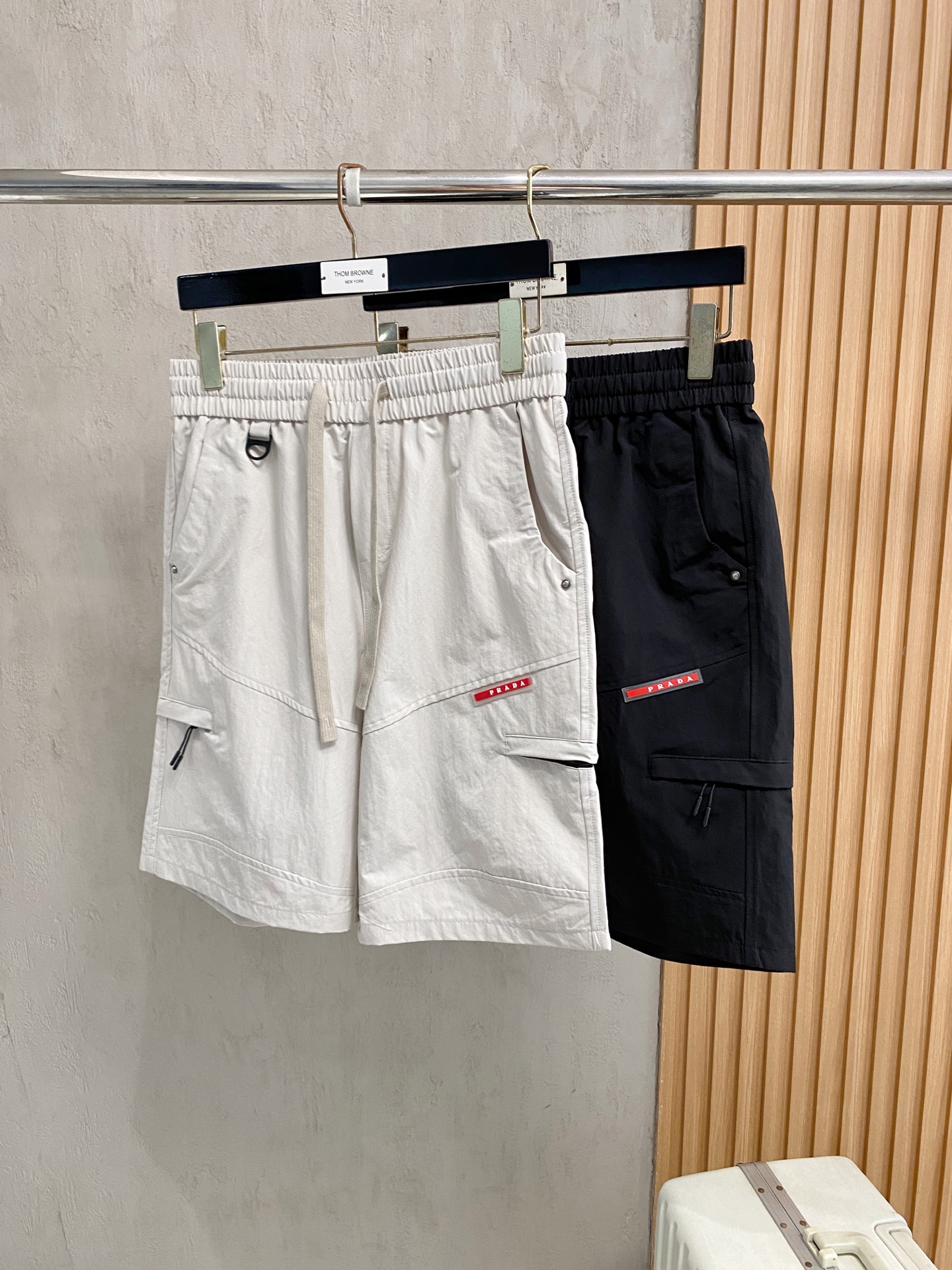 NO:938060,PRADA 26ss new summer men's casual work shorts, advanced custom-made summer special technical quick-drying breathable fabric, high breathability and comfort, impeccable details, customized development of accessories, what you see is what you get, reflecting high quality. It feels delicate and soft!  Three-dimensional cutting, simple and fashionable, and the upper body shape is awesome!  Code number 29–38,,prada,prada,shorts,19860909PRADA 普拉达 26ss夏季新款男士休闲工装短裤 高级定制夏季专用科技速干透气面料 透气舒适度高,细节无可挑剔,辅料定制开发,所见即所得,体现高品质.手感细腻柔软！立体裁剪,简单时尚,上身版型超赞！码数29–38,,prada,prada,shorts,,Men's clothing