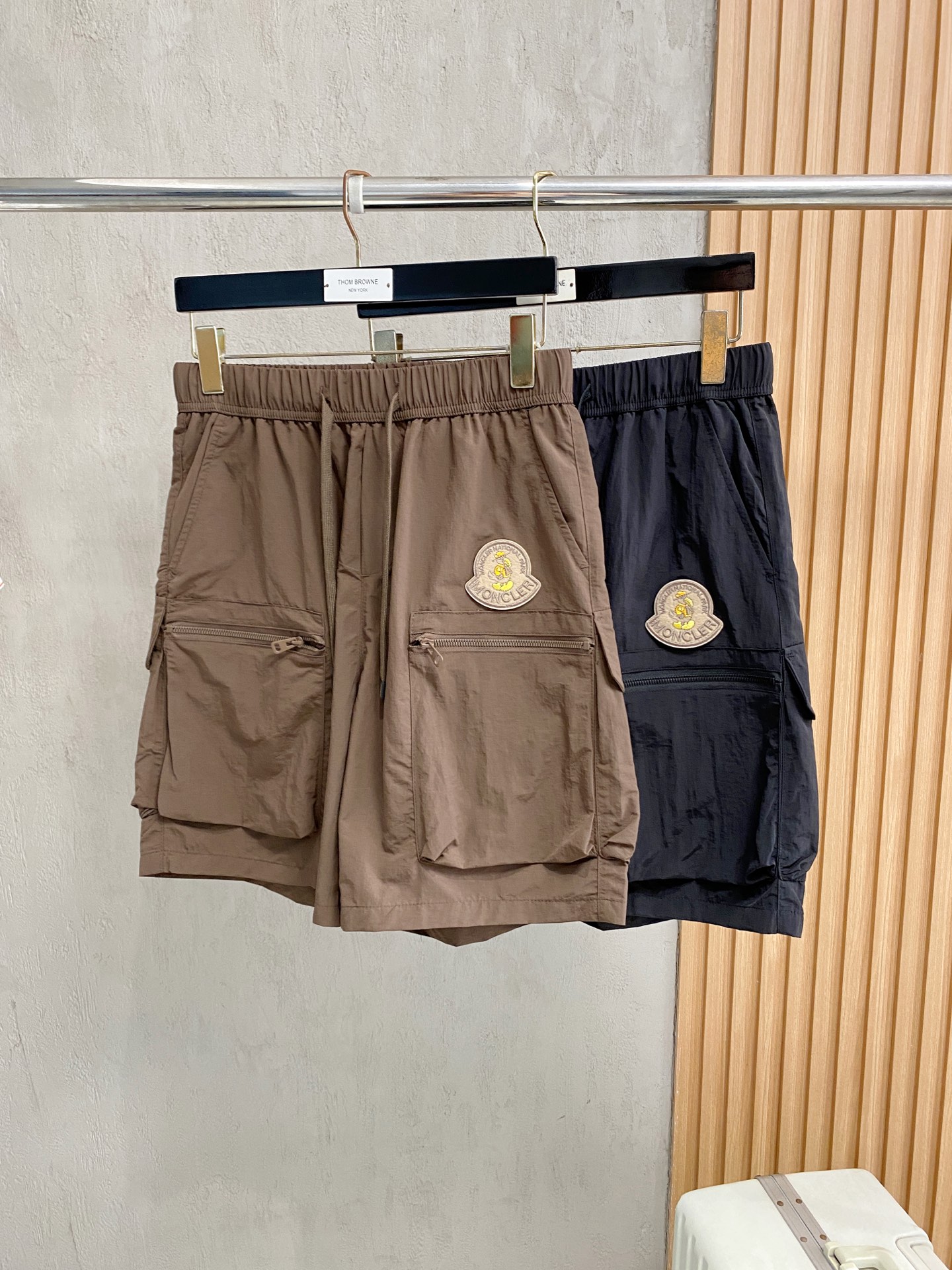 NO:938057,Mengkou 26ss new summer men's casual work shorts, advanced custom-made summer special technical quick-drying breathable fabric, high breathability and comfort, impeccable details, customized development of accessories, what you see is what you get, reflecting high quality. It feels delicate and soft!  Three-dimensional cutting, simple and fashionable, and the upper body shape is awesome!  Size 29–38,,Moncler,shorts,19860909蒙口 26ss夏季新款男士休闲工装短裤 高级定制夏季专用科技速干透气面料 透气舒适度高,细节无可挑剔,辅料定制开发,所见即所得,体现高品质.手感细腻柔软！立体裁剪,简单时尚,上身版型超赞！码数29–38,,Moncler,shorts,,Men's clothing