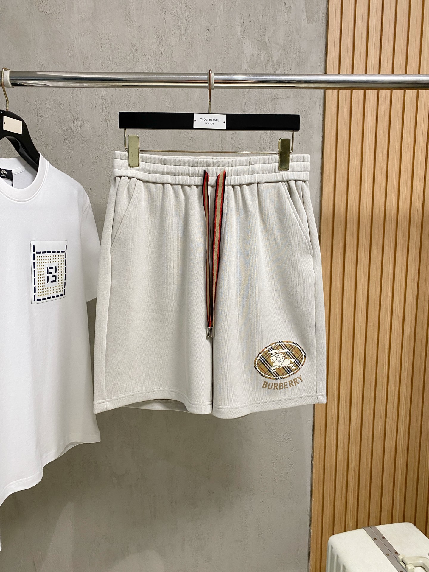 NO:958773,Burberry 2026 new spring and summer casual shorts!  On sale simultaneously on the official website. Customized brand classic LOGO, customized fabrics, excellent comfort, strong touch. Highly identifiable, perfect appearance and craftsmanship. Sizes M-3XL, burberry, shorts,19860909巴宝莉2026春夏新款休闲短裤！官网同步发售.定制品牌经典LOGO,定制面料,舒适度极好,手触感强烈.辨识度极高,完美品相工艺. 尺码M-3XL,,burberry,shorts,,Men's clothing