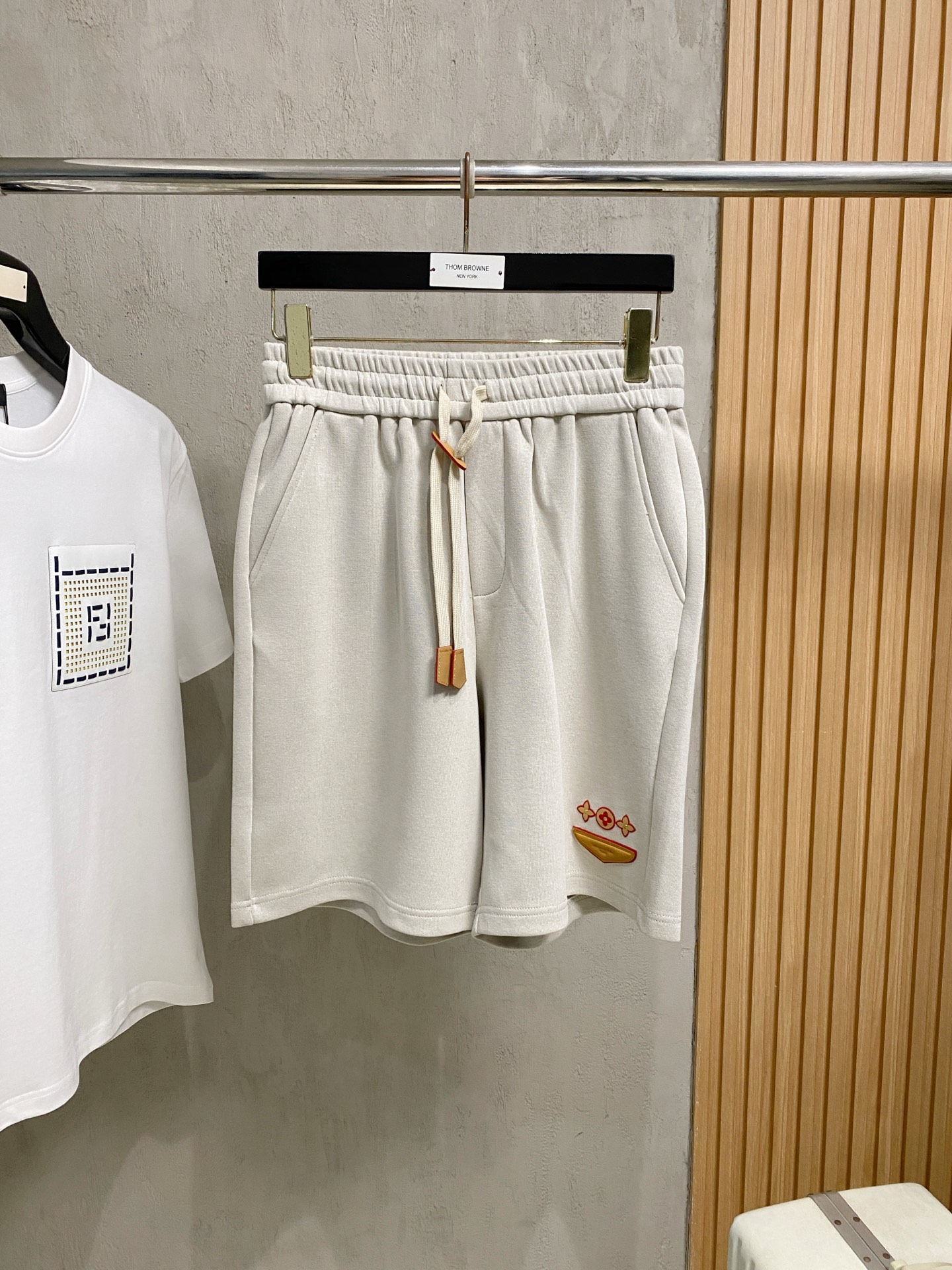 NO:958757,LV2026 new spring and summer casual shorts!  On sale simultaneously on the official website. Customized brand classic LOGO, customized fabrics, excellent comfort, strong touch. Highly recognizable, perfect appearance and craftsmanship. Sizes M-3XL, Louis Vuitton, shorts,19860909LV2026春夏新款休闲短裤！官网同步发售.定制品牌经典LOGO,定制面料,舒适度极好,手触感强烈.辨识度极高,完美品相工艺. 尺码M-3XL,,louis vuitton,shorts,,Men's clothing