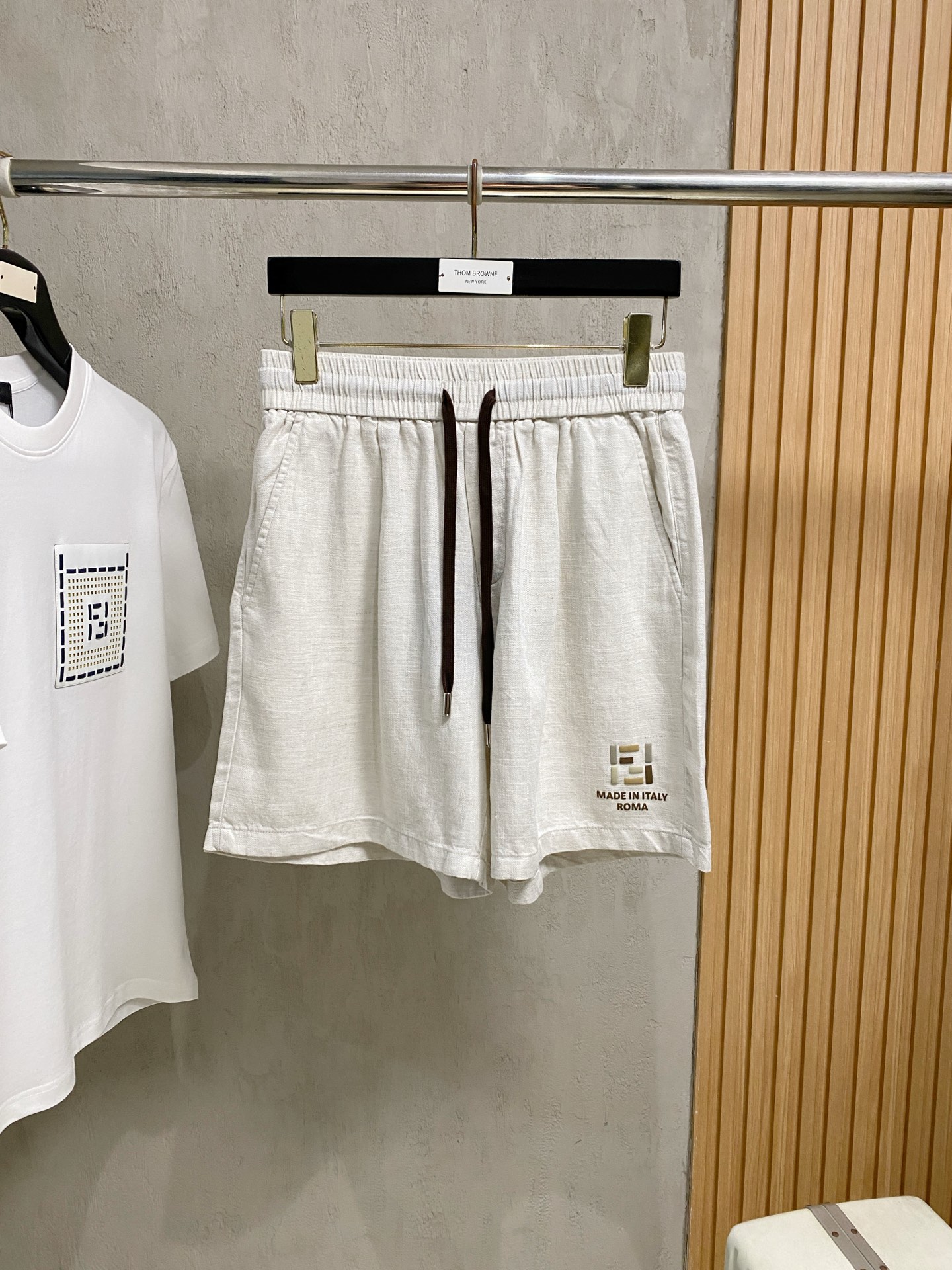 NO:958750,Fendi 2026 spring and summer new casual shorts!  On sale simultaneously on the official website. Customized brand classic LOGO, customized fabrics, excellent comfort, strong touch. Highly recognizable, perfect appearance and craftsmanship. Sizes M-3XL,, fendi, shorts,19860909芬迪2026春夏新款休闲短裤！官网同步发售.定制品牌经典LOGO,定制面料,舒适度极好,手触感强烈.辨识度极高,完美品相工艺. 尺码M-3XL,,fendi,shorts,,Men's clothing