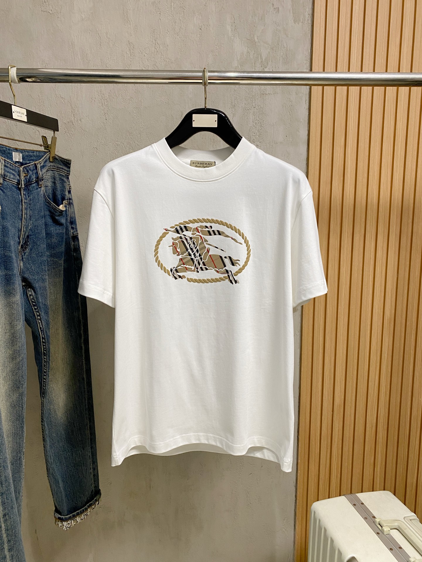 NO:958803,Burberry's 2026 new summer short-sleeved T-shirt, with unique thread embroidery technology, the exclusive debut of the personalized art series on the entire network. The versatile details are perfectly processed. The 240-gram pure cotton fabric is very exquisite. The original fabric is the same high version as the Internet celebrity star. The high-quality feel is very comfortable, fashionable and personalized. Super versatile and good-looking, the same style for men and women. Color black, white, code number XS-L,, burberry, T-shirt, tees, t-shirt,19860909巴宝莉2026夏季新款短袖T恤,特色的线绣工艺,个性艺术系列全网独家首发 百搭款细节处理完美240克纯棉面料十分精致 原版面料 网红明星同款高版本 高品质手感非常舒服 时尚又个性 超级百搭好看的一款男女同款 颜色黑、白 码数XS-L,,burberry,T-shirt,tees，t-shirt,,Men's clothing