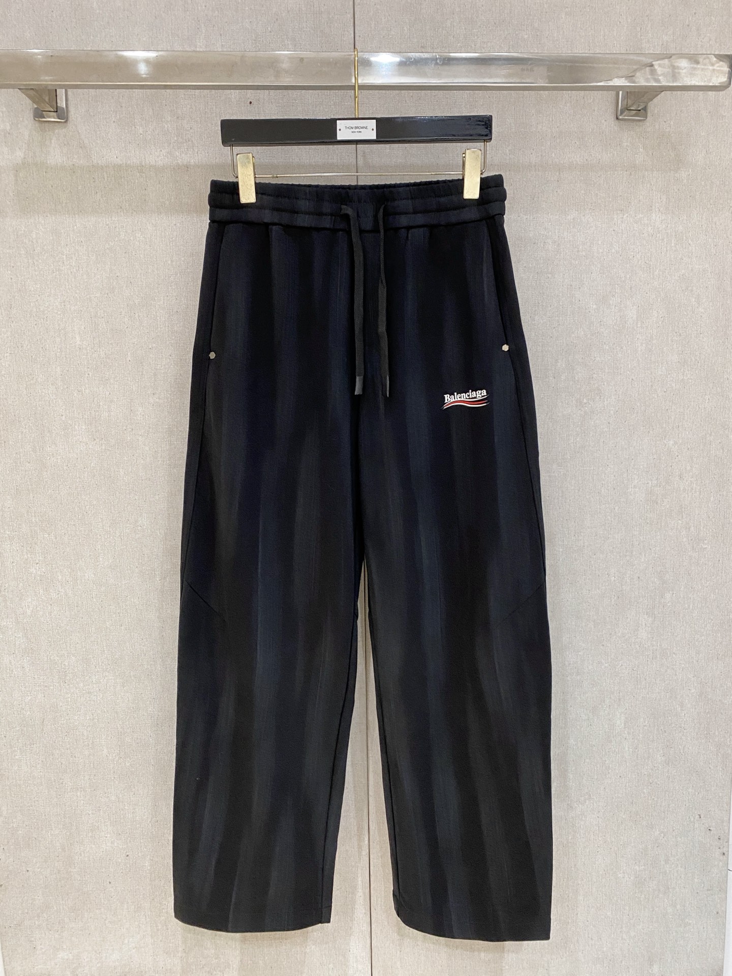 026秋冬Balenciaga巴黎世家渐变扎染直筒卫裤 男士休闲长裤 ✅渐变扎染肌理，复古做旧，层次丰富 ✅厚实棉质面料