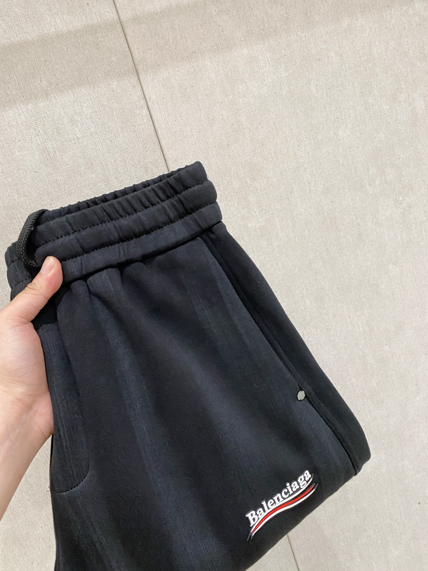 026秋冬Balenciaga巴黎世家渐变扎染直筒卫裤 男士休闲长裤 ✅渐变扎染肌理,复古做旧,层次丰富 ✅厚实棉质面料 026秋冬Balenciaga巴黎世家渐变扎染直筒卫裤 男士休闲长裤 ✅渐变扎染肌理,复古做旧,层次丰富 ✅厚实棉质面料