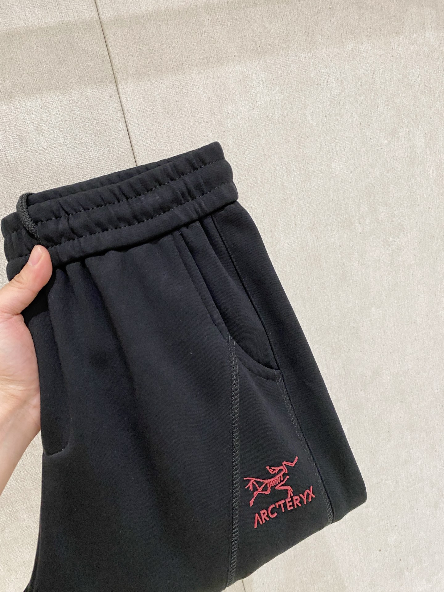 2026秋冬Arc'teryx始祖鸟立体分割直筒卫裤 男士休闲长裤 ✅重磅针织面料,软糯垂顺,秋冬保暖舒适 ✅裤身立体分 2026秋冬Arc'teryx始祖鸟立体分割直筒卫裤 男士休闲长裤 ✅重磅针织面料,软糯垂顺,秋冬保暖舒适 ✅裤身立体分