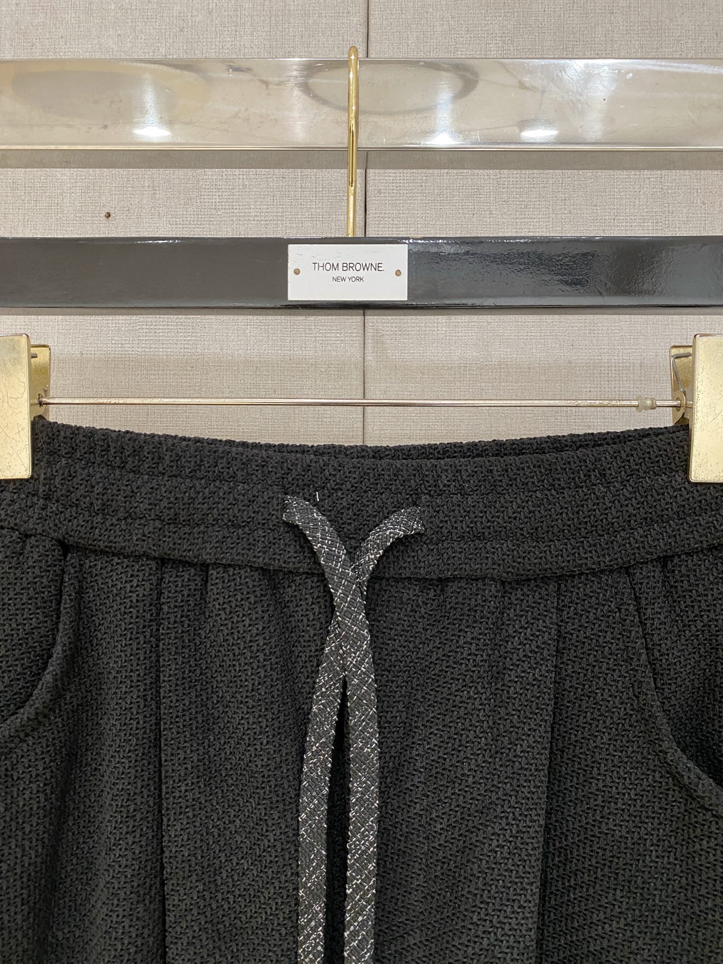 2026秋冬Burberry巴宝莉战马钢标肌理直筒裤 男士休闲长裤 ✅立体蜂窝肌理面料，厚实垂顺，秋冬保暖舒适 ✅松紧腰