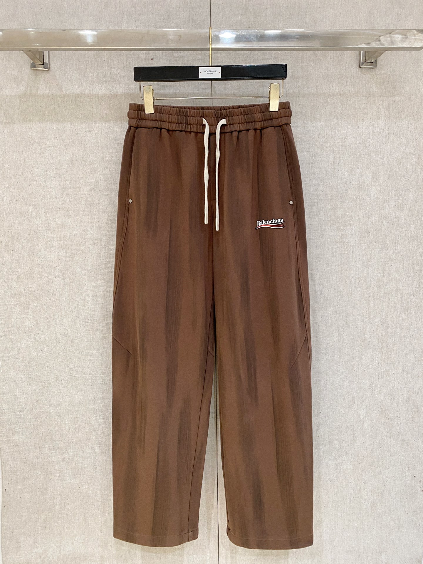 026秋冬Balenciaga巴黎世家渐变扎染直筒卫裤 男士休闲长裤 ✅渐变扎染肌理，复古做旧，层次丰富 ✅厚实棉质面料