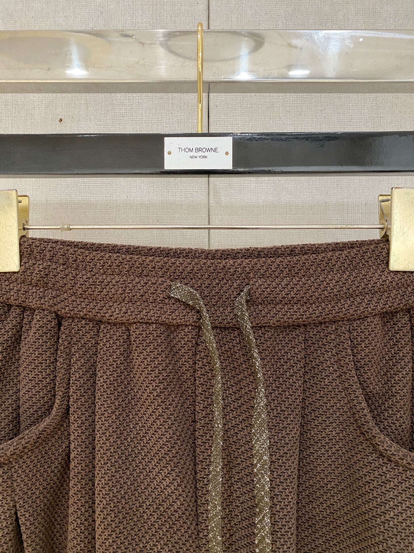 2026秋冬Burberry巴宝莉战马钢标肌理直筒裤 男士休闲长裤 ✅立体蜂窝肌理面料，厚实垂顺，秋冬保暖舒适 ✅松紧腰