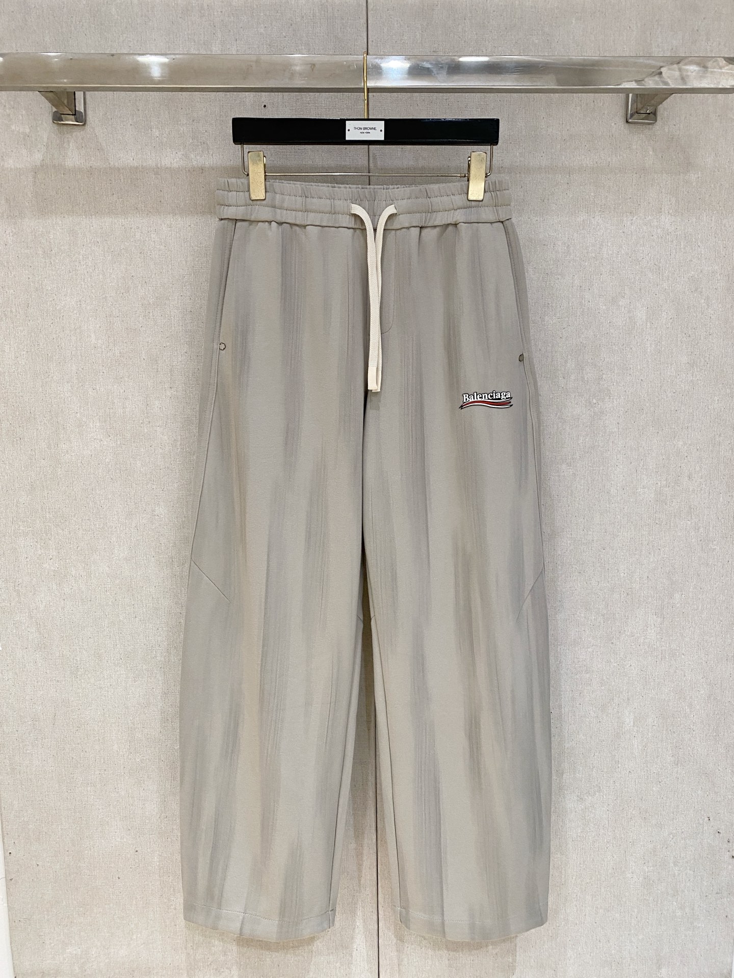 026秋冬Balenciaga巴黎世家渐变扎染直筒卫裤 男士休闲长裤 ✅渐变扎染肌理，复古做旧，层次丰富 ✅厚实棉质面料