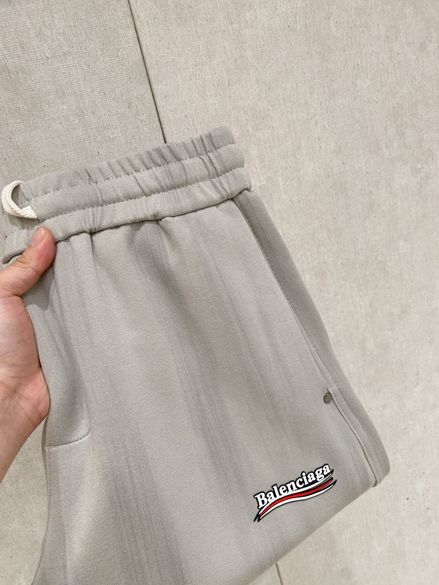 026秋冬Balenciaga巴黎世家渐变扎染直筒卫裤 男士休闲长裤 ✅渐变扎染肌理,复古做旧,层次丰富 ✅厚实棉质面料 026秋冬Balenciaga巴黎世家渐变扎染直筒卫裤 男士休闲长裤 ✅渐变扎染肌理,复古做旧,层次丰富 ✅厚实棉质面料