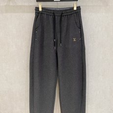 2026LV秋款休闲神裤来了! 定织磨毛混纺料子,摸上去软糯垂顺,秋冬穿刚刚好 抽绳松紧腰,对各种腰围都友好 口袋铆钉点 2026LV秋款休闲神裤来了! 定织磨毛混纺料子,摸上去软糯垂顺,秋冬穿刚刚好 抽绳松紧腰,对各种腰围都友好 口袋铆钉点