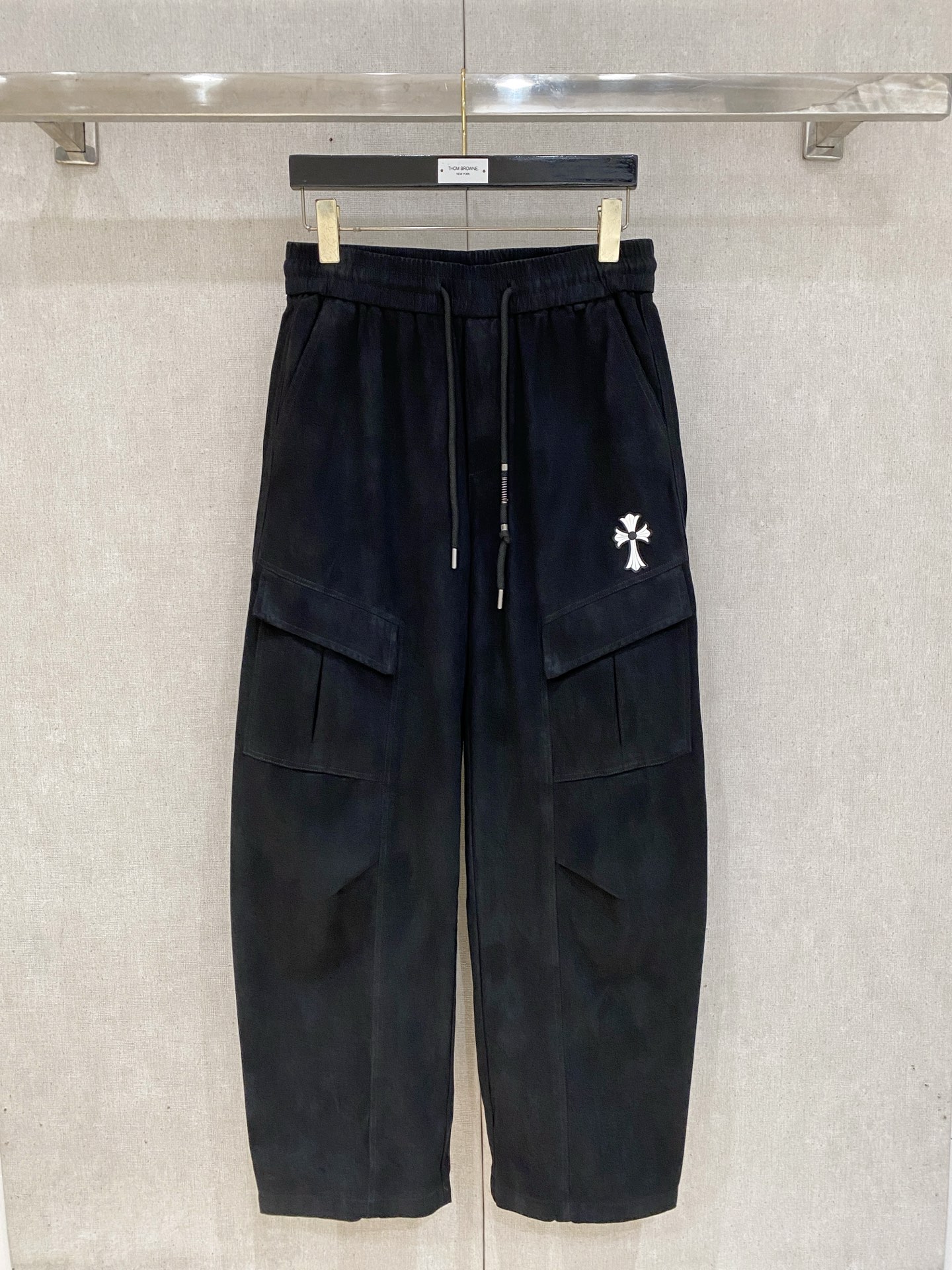 2026秋冬克罗心系工装裤 男士宽松阔腿休闲长裤 ✅秋冬加厚工装面料，挺括抗风，质感做旧水洗工艺 ✅抽绳松紧腰头，自在舒