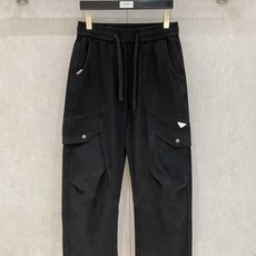 2026秋冬普拉达男士水洗工装裤 宽松弯刀直筒休闲长裤 ✅重磅水洗工装面料,厚实耐磨,做旧复古质感 ✅抽绳松紧腰,适配多 2026秋冬普拉达男士水洗工装裤 宽松弯刀直筒休闲长裤 ✅重磅水洗工装面料,厚实耐磨,做旧复古质感 ✅抽绳松紧腰,适配多
