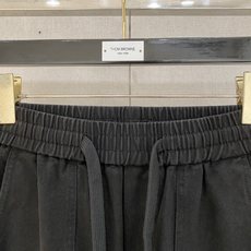 2026秋冬普拉达男士水洗工装裤 宽松弯刀直筒休闲长裤 ✅重磅水洗工装面料,厚实耐磨,做旧复古质感 ✅抽绳松紧腰,适配多 2026秋冬普拉达男士水洗工装裤 宽松弯刀直筒休闲长裤 ✅重磅水洗工装面料,厚实耐磨,做旧复古质感 ✅抽绳松紧腰,适配多