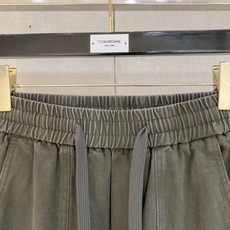 2026秋冬普拉达男士水洗工装裤 宽松弯刀直筒休闲长裤 ✅重磅水洗工装面料,厚实耐磨,做旧复古质感 ✅抽绳松紧腰,适配多 2026秋冬普拉达男士水洗工装裤 宽松弯刀直筒休闲长裤 ✅重磅水洗工装面料,厚实耐磨,做旧复古质感 ✅抽绳松紧腰,适配多